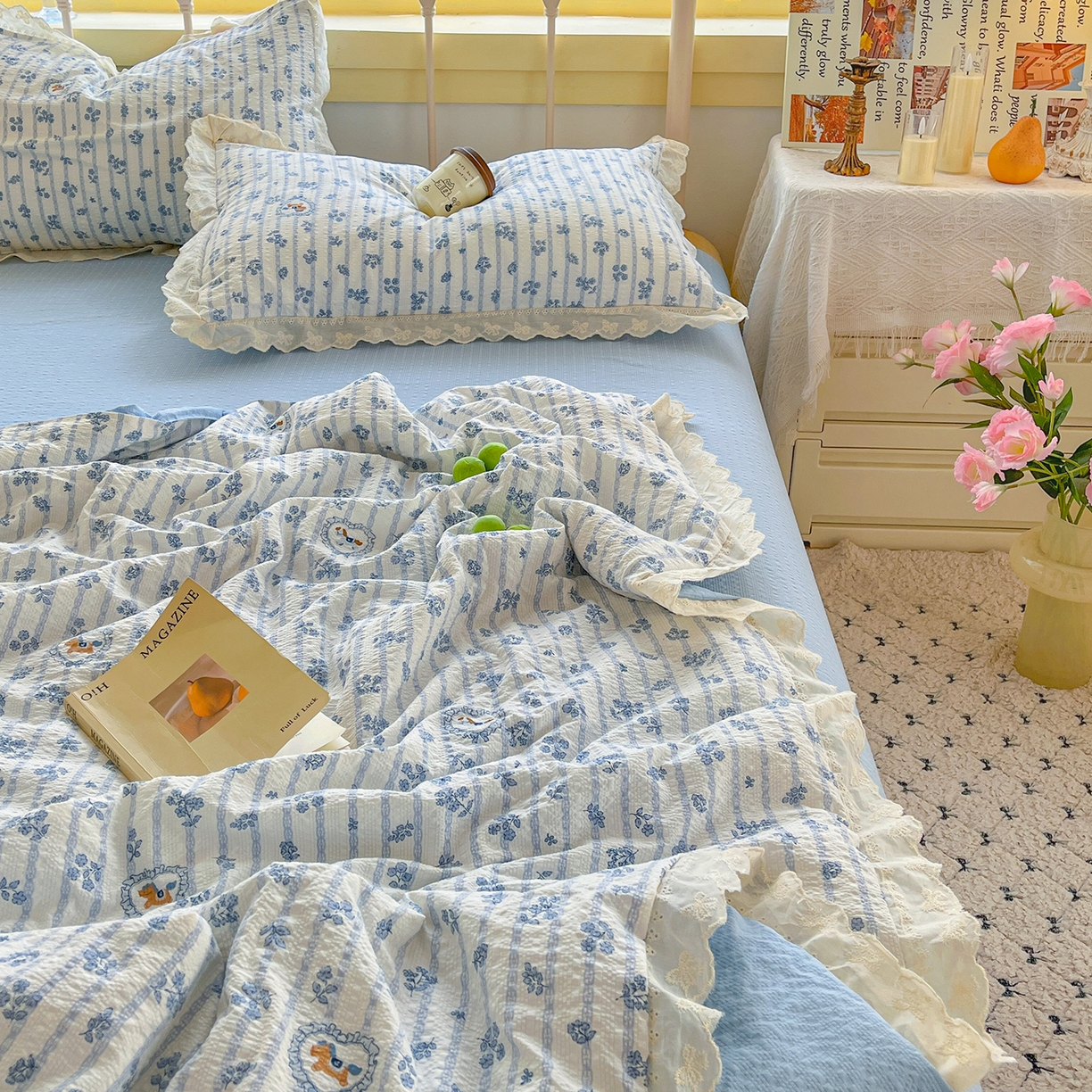 91家纺网 家纺一手货源 找家纺 金梦拉家纺 2026新款全棉花边系列泡芙纱泡泡纱夏被夏凉被空调被四件套 浅蓝花照