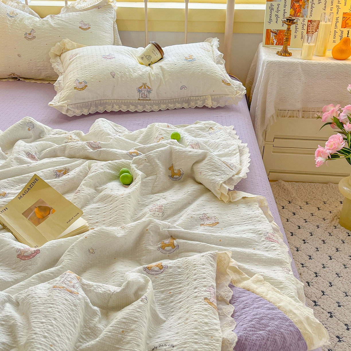 91家纺网 家纺一手货源 找家纺 金梦拉家纺 2026新款全棉花边系列泡芙纱泡泡纱夏被夏凉被空调被四件套 紫色木马