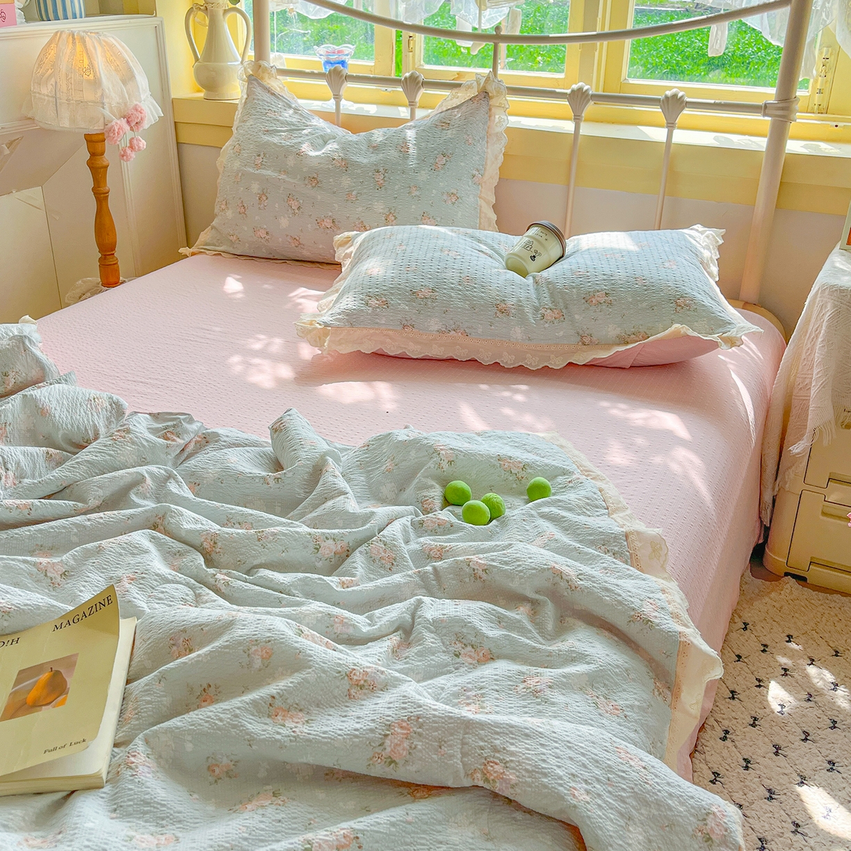 91家纺网 家纺一手货源 找家纺 金梦拉家纺 2026新款全棉花边系列泡芙纱泡泡纱夏被夏凉被空调被四件套 雾蓝粉黛