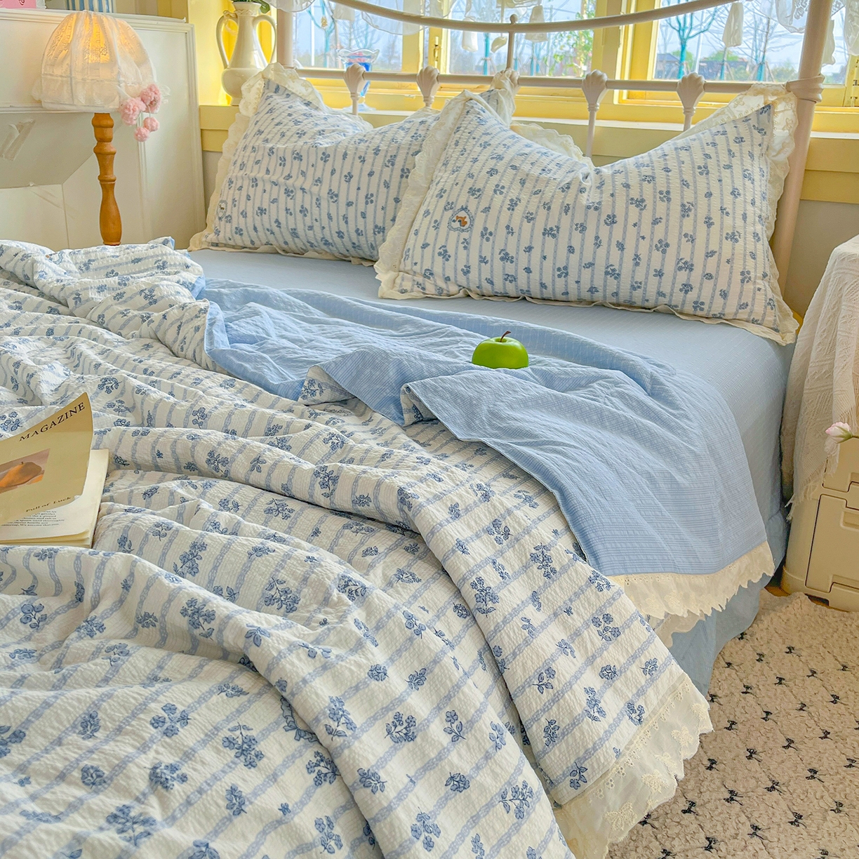 91家纺网 家纺一手货源 找家纺 金梦拉家纺 2026新款全棉花边系列泡芙纱泡泡纱夏被夏凉被空调被四件套 浅蓝花照