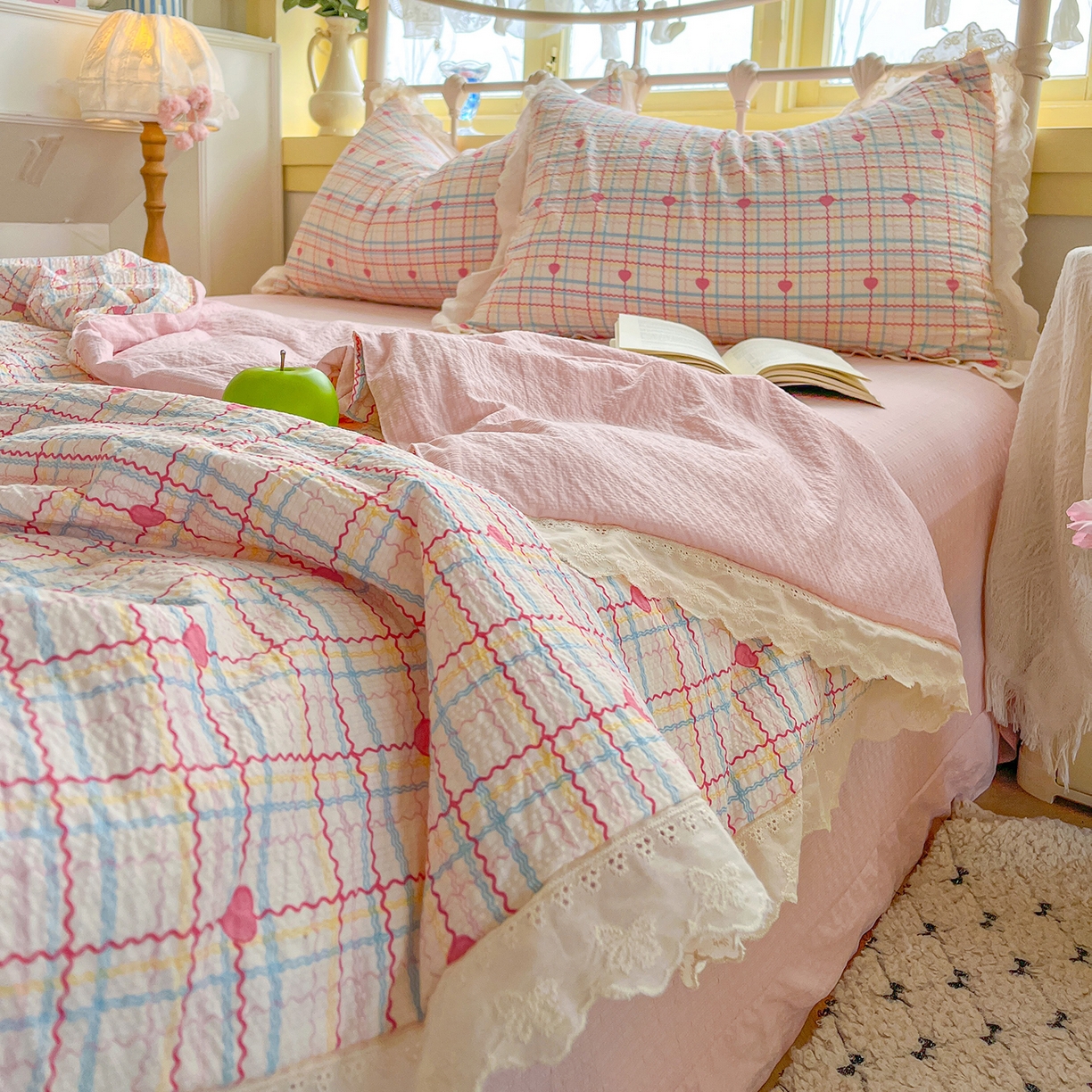 91家纺网 家纺一手货源 找家纺 金梦拉家纺 2026新款全棉花边系列泡芙纱泡泡纱夏被夏凉被空调被四件套 格格心动