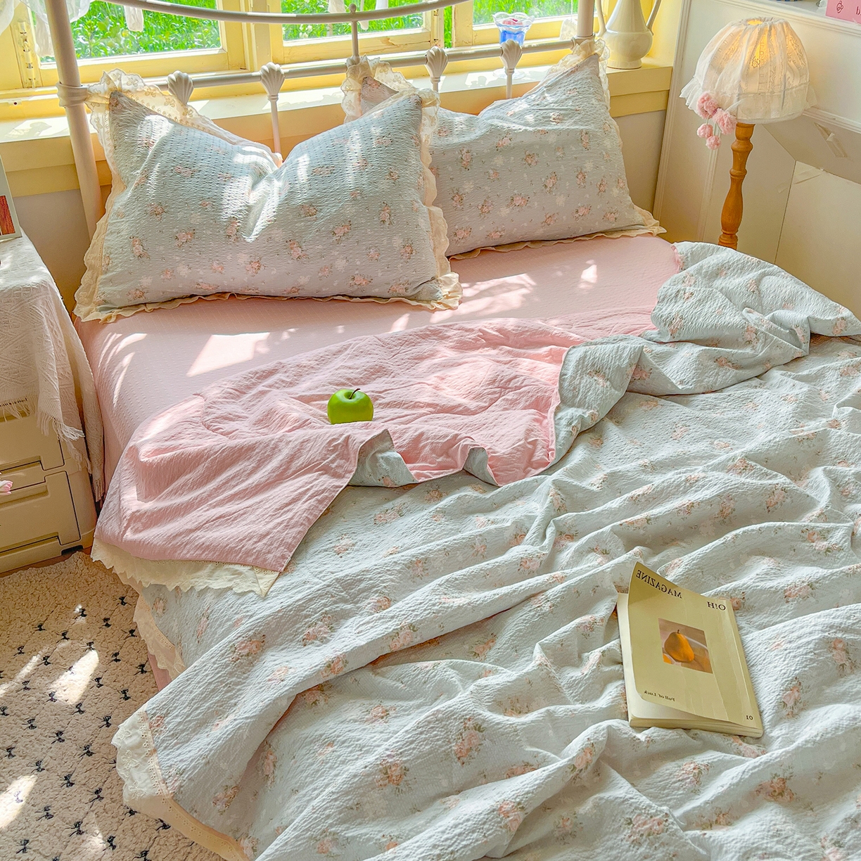 91家纺网 家纺一手货源 找家纺 金梦拉家纺 2026新款全棉花边系列泡芙纱泡泡纱夏被夏凉被空调被四件套 雾蓝粉黛