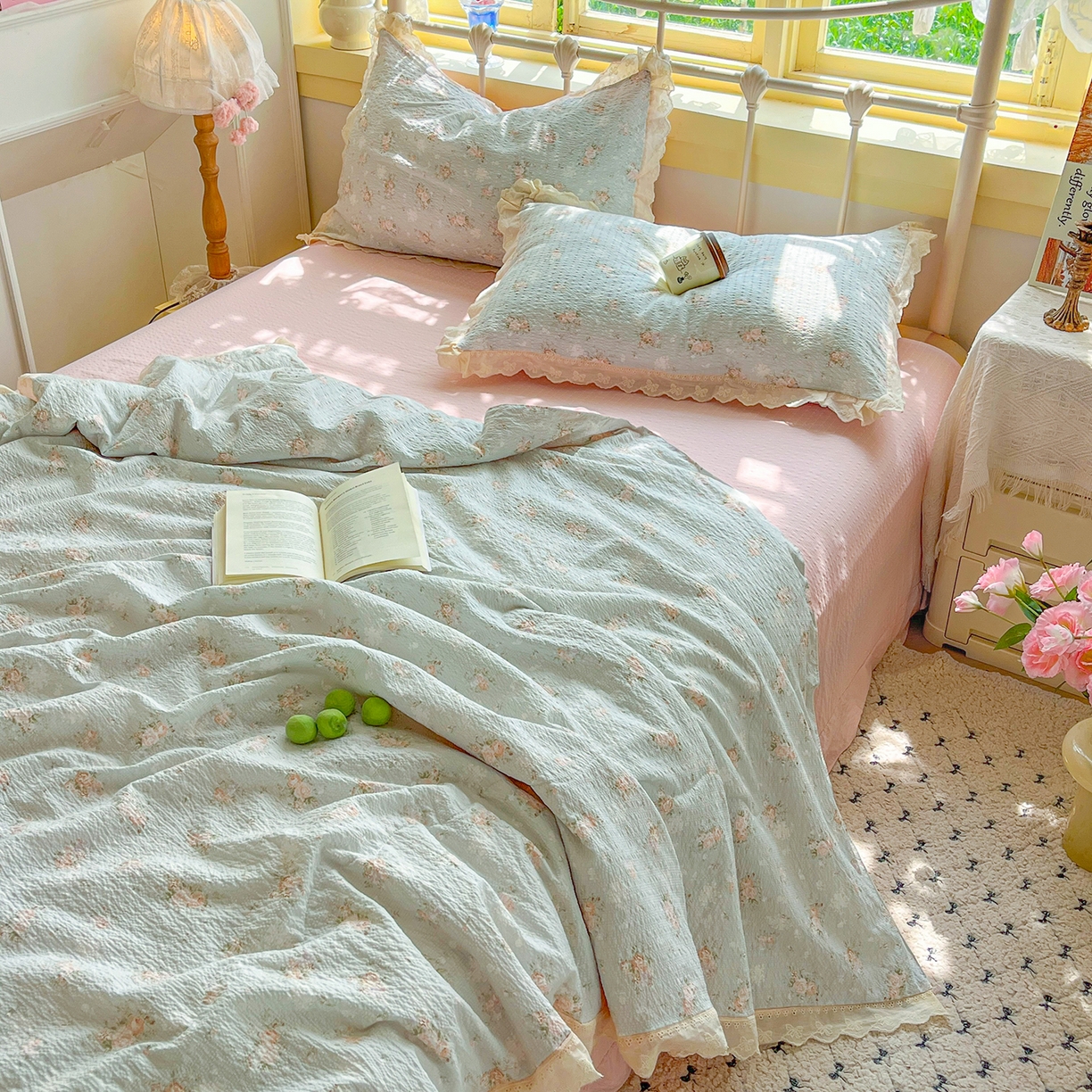 91家纺网 家纺一手货源 找家纺 金梦拉家纺 2026新款全棉花边系列泡芙纱泡泡纱夏被夏凉被空调被四件套 雾蓝粉黛