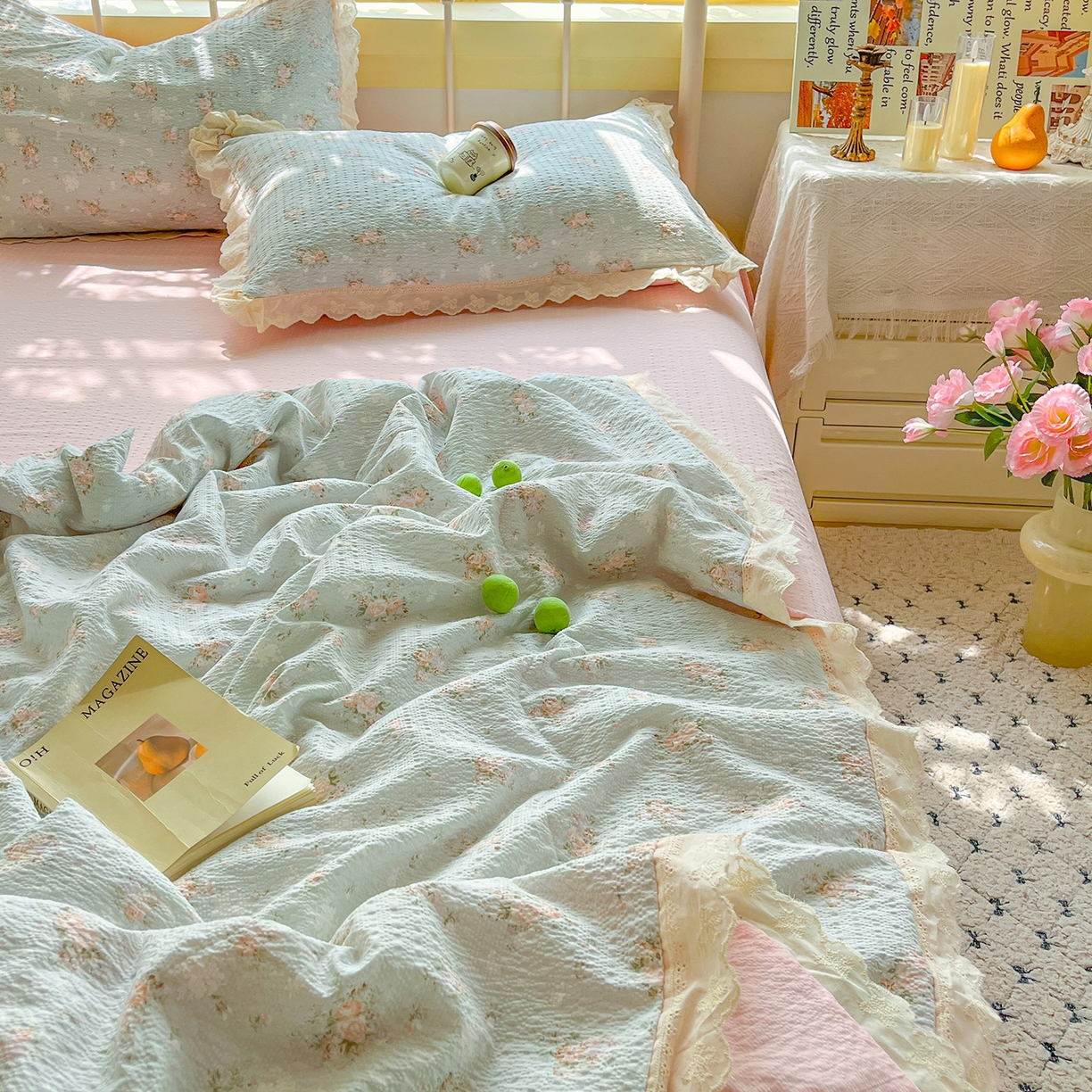 91家纺网 家纺一手货源 找家纺 金梦拉家纺 2026新款全棉花边系列泡芙纱泡泡纱夏被夏凉被空调被四件套 雾蓝粉黛