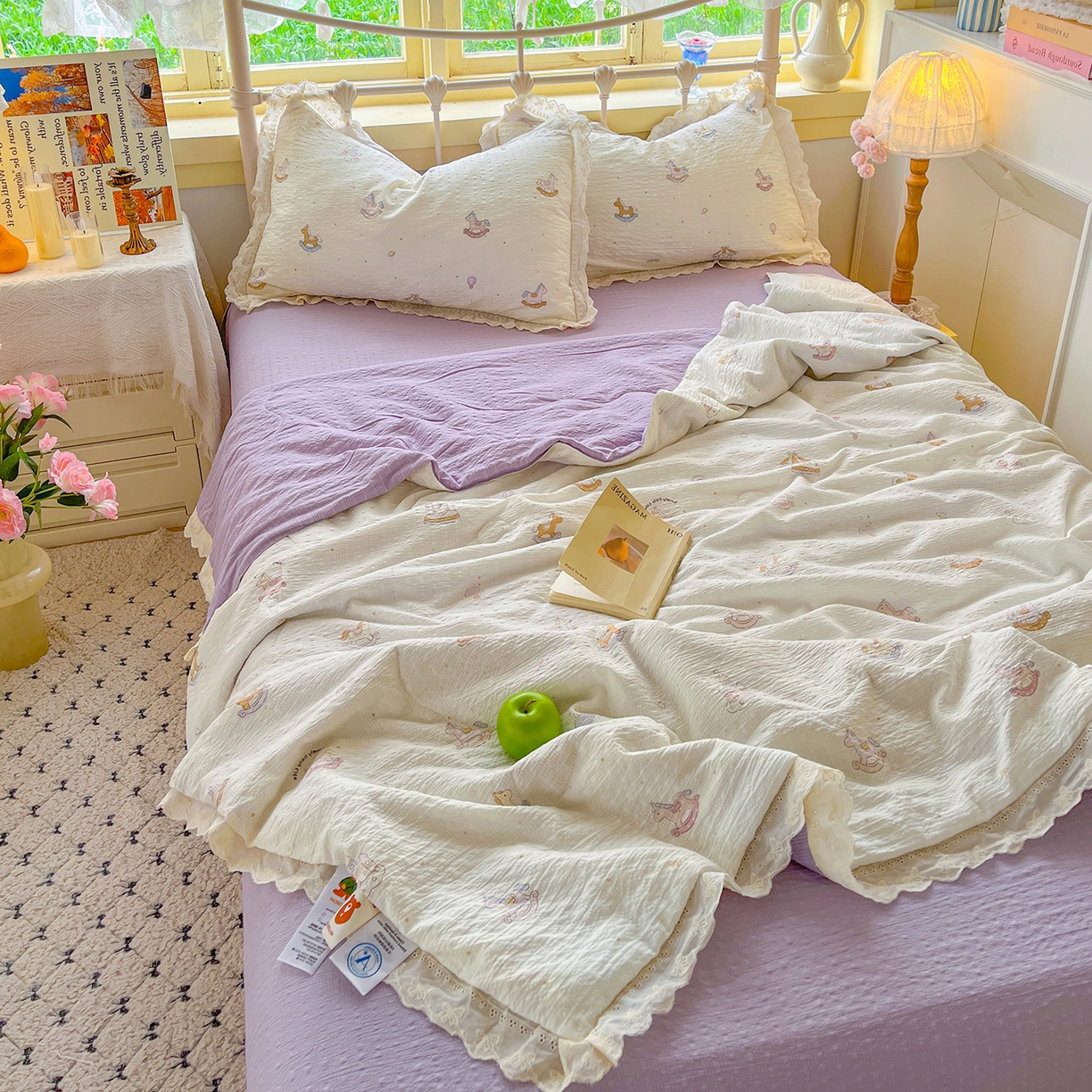 91家纺网 家纺一手货源 找家纺 金梦拉家纺 2026新款全棉花边系列泡芙纱泡泡纱夏被夏凉被空调被四件套 紫色木马