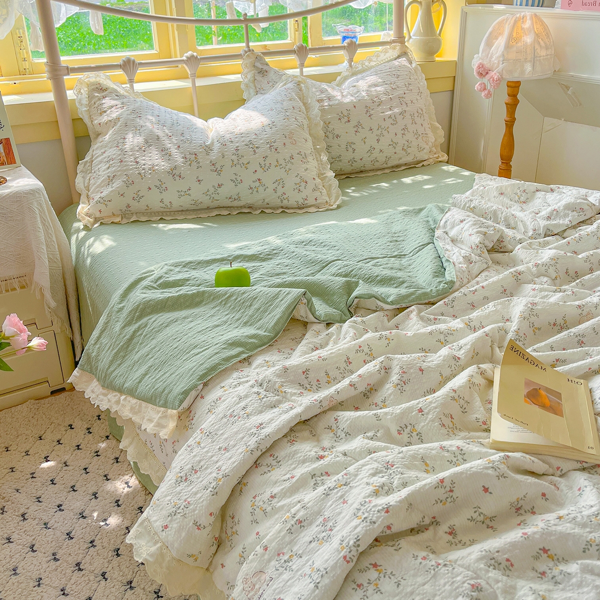 91家纺网 家纺一手货源 找家纺 金梦拉家纺 2026新款全棉花边系列泡芙纱泡泡纱夏被夏凉被空调被四件套 青草録