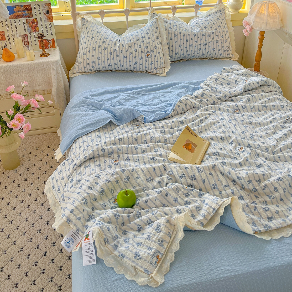 91家纺网 家纺一手货源 找家纺 金梦拉家纺 2026新款全棉花边系列泡芙纱泡泡纱夏被夏凉被空调被四件套 浅蓝花照