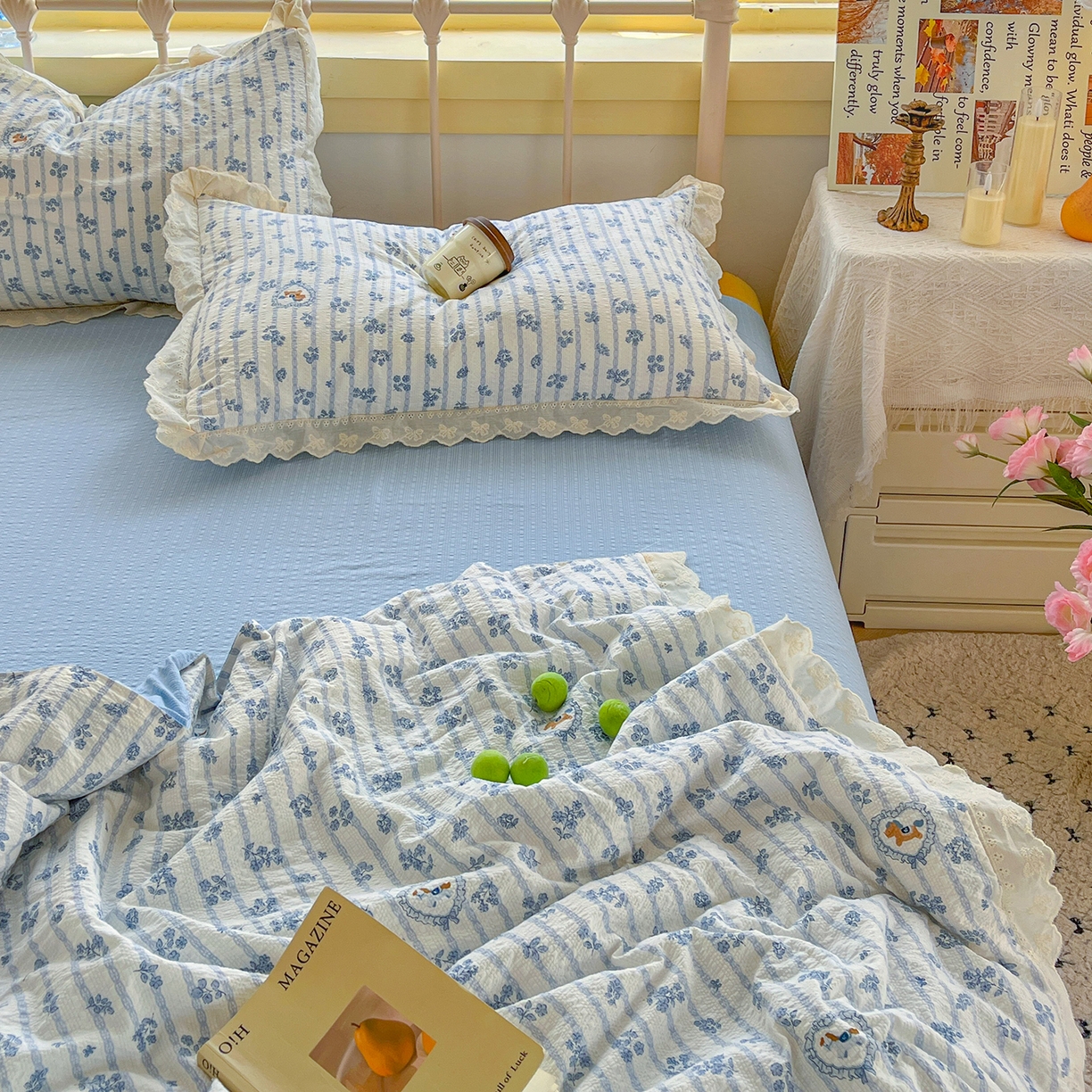 91家纺网 家纺一手货源 找家纺 金梦拉家纺 2026新款全棉花边系列泡芙纱泡泡纱夏被夏凉被空调被四件套 浅蓝花照