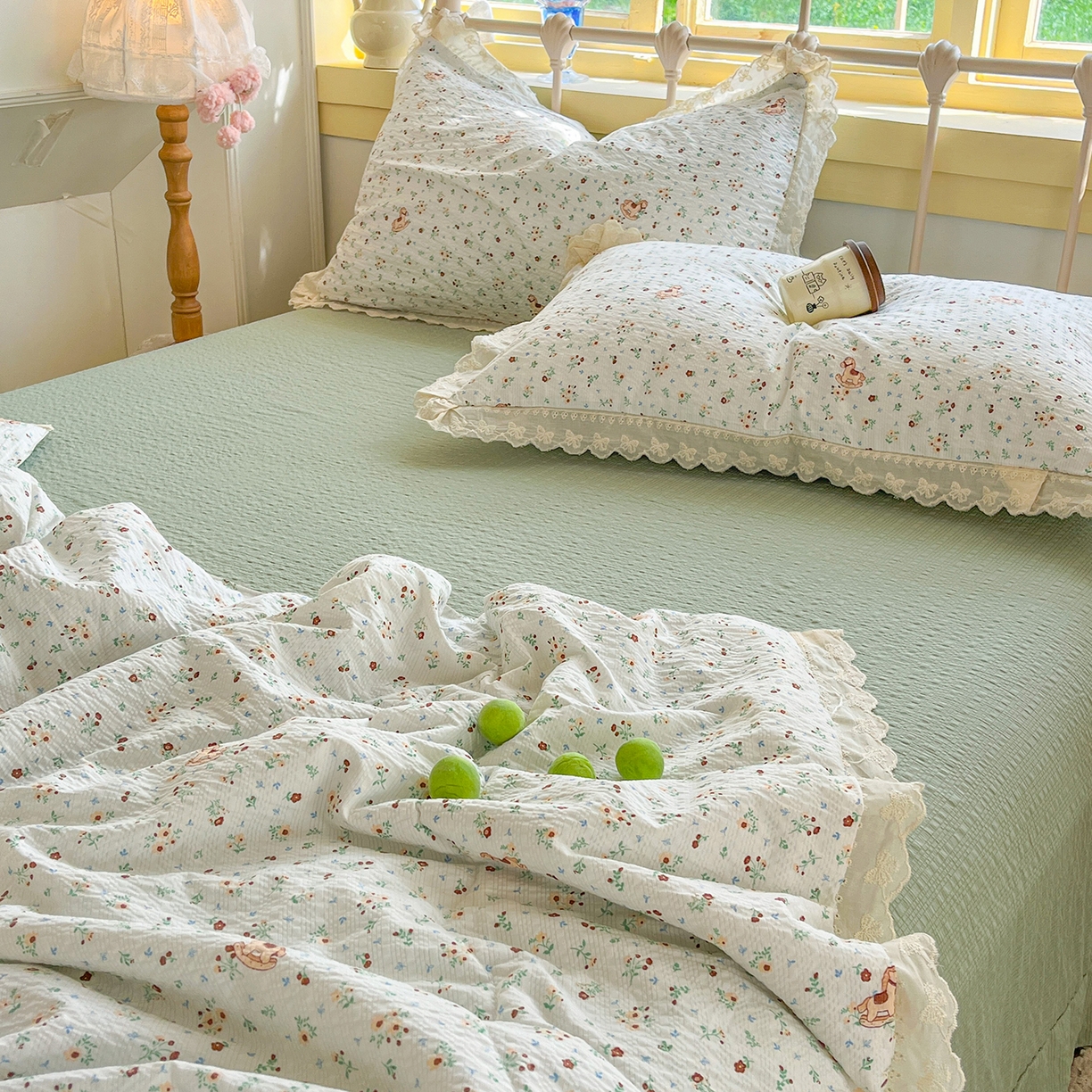 91家纺网 家纺一手货源 找家纺 金梦拉家纺 2026新款全棉花边系列泡芙纱泡泡纱夏被夏凉被空调被四件套 木马小花团