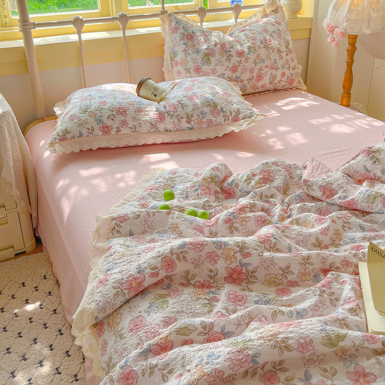 91家纺网 家纺一手货源 找家纺 金梦拉家纺 2026新款全棉花边系列泡芙纱泡泡纱夏被夏凉被空调被四件套 柔韵粉樱