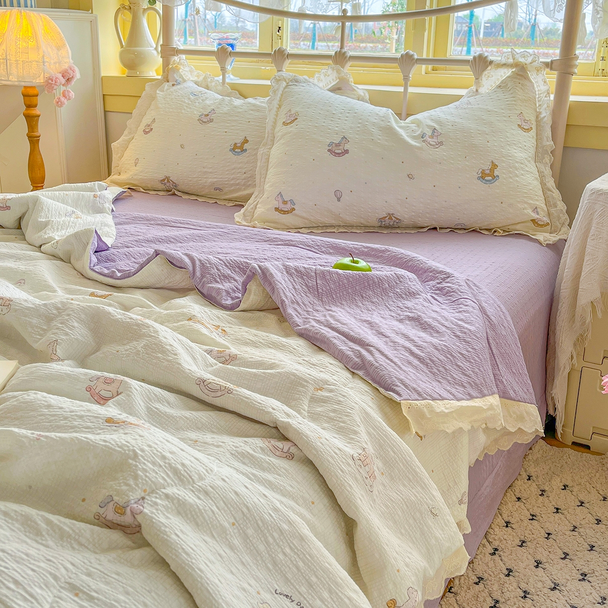 91家纺网 家纺一手货源 找家纺 金梦拉家纺 2026新款全棉花边系列泡芙纱泡泡纱夏被夏凉被空调被四件套 紫色木马