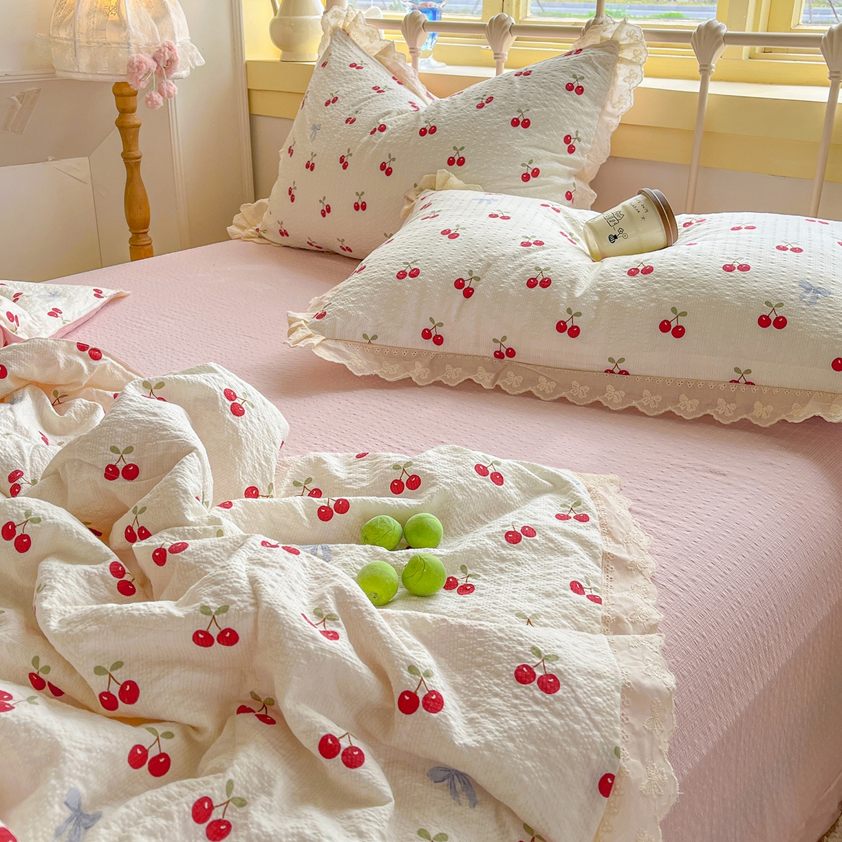 91家纺网 家纺一手货源 找家纺 金梦拉家纺 2026新款全棉花边系列泡芙纱泡泡纱夏被夏凉被空调被四件套 甜甜樱桃