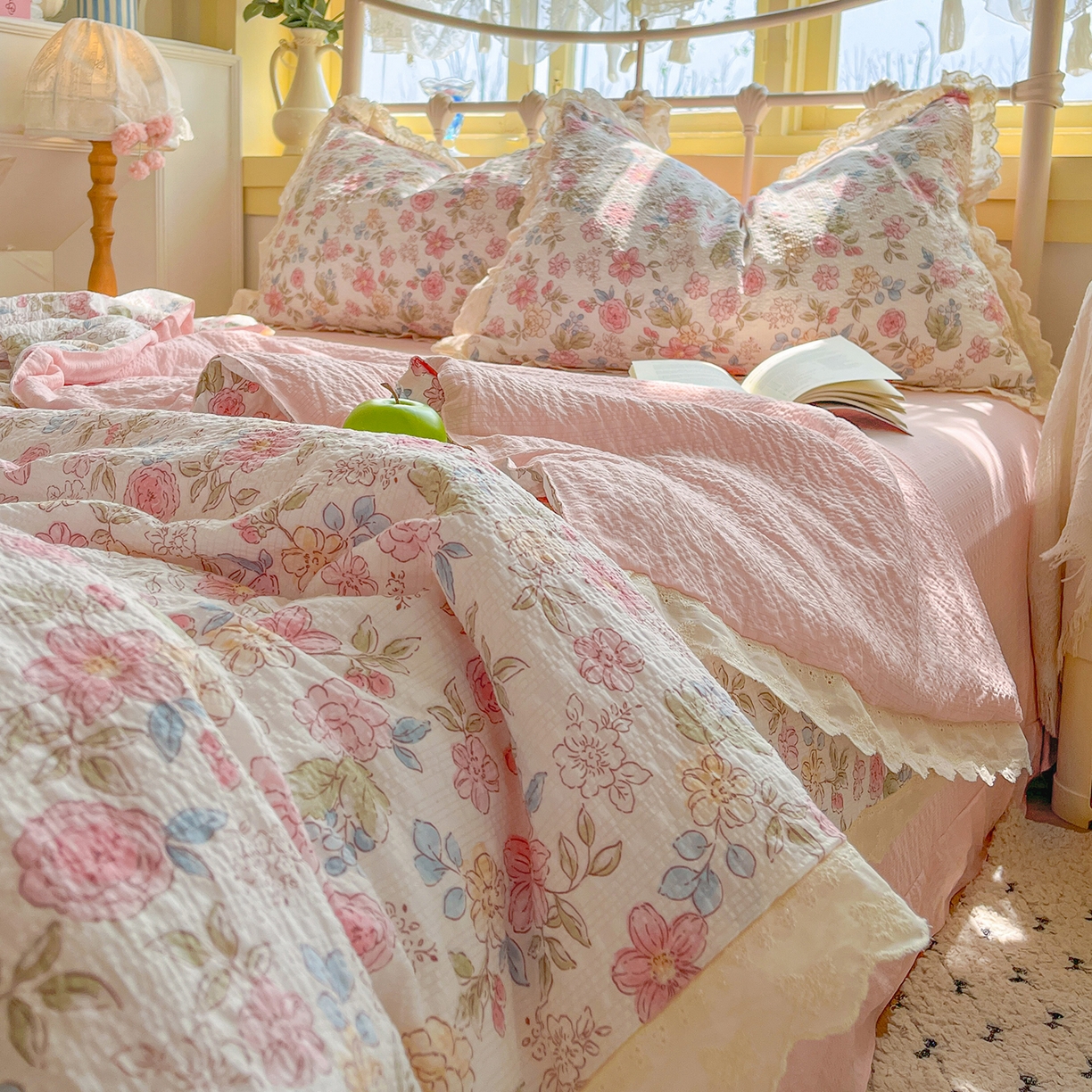 91家纺网 家纺一手货源 找家纺 金梦拉家纺 2026新款全棉花边系列泡芙纱泡泡纱夏被夏凉被空调被四件套 柔韵粉樱