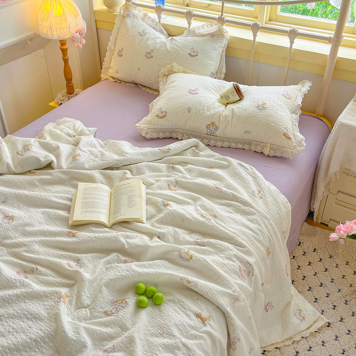 91家纺网 家纺一手货源 找家纺 金梦拉家纺 2026新款全棉花边系列泡芙纱泡泡纱夏被夏凉被空调被四件套 紫色木马