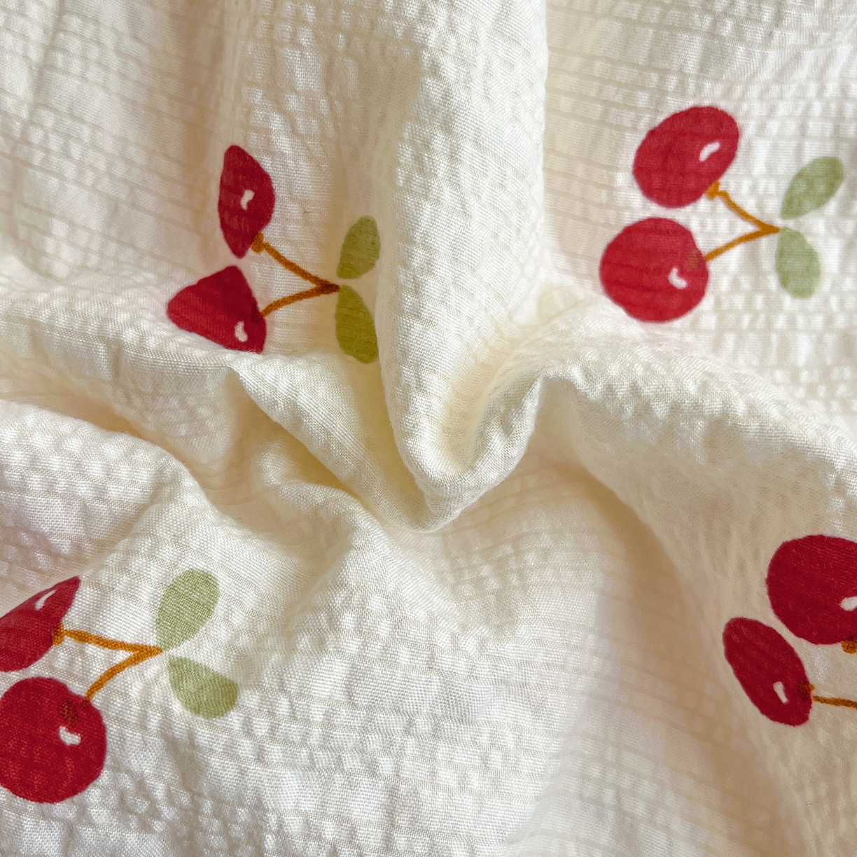 91家纺网 家纺一手货源 找家纺 金梦拉家纺 2026新款全棉花边系列泡芙纱泡泡纱夏被夏凉被空调被四件套 甜甜樱桃