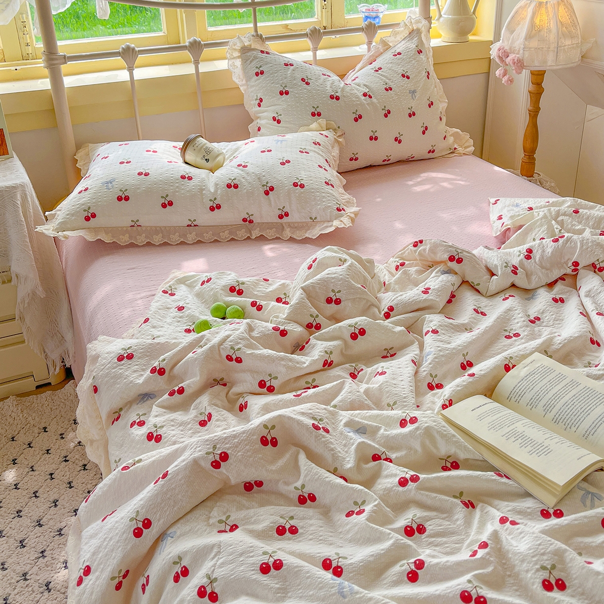 91家纺网 家纺一手货源 找家纺 金梦拉家纺 2026新款全棉花边系列泡芙纱泡泡纱夏被夏凉被空调被四件套 甜甜樱桃