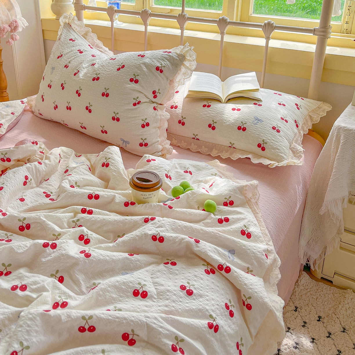 91家纺网 家纺一手货源 找家纺 金梦拉家纺 2026新款全棉花边系列泡芙纱泡泡纱夏被夏凉被空调被四件套 甜甜樱桃