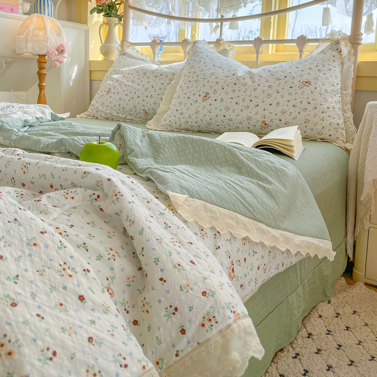 91家纺网 家纺一手货源 找家纺 金梦拉家纺 2026新款全棉花边系列泡芙纱泡泡纱夏被夏凉被空调被四件套 木马小花团