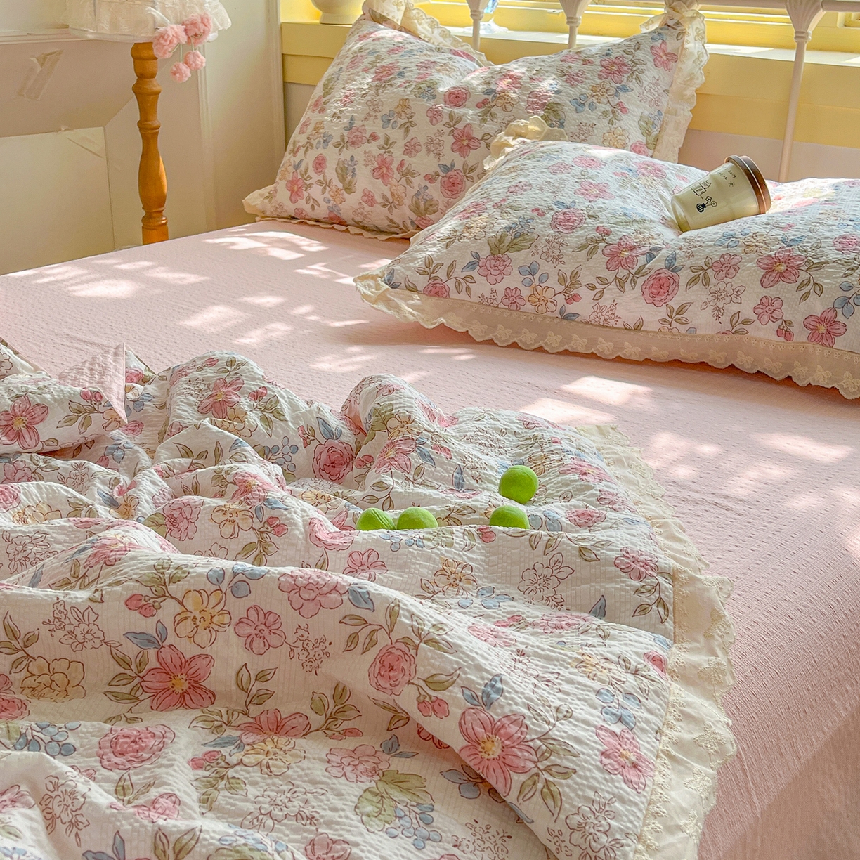 91家纺网 家纺一手货源 找家纺 金梦拉家纺 2026新款全棉花边系列泡芙纱泡泡纱夏被夏凉被空调被四件套 柔韵粉樱