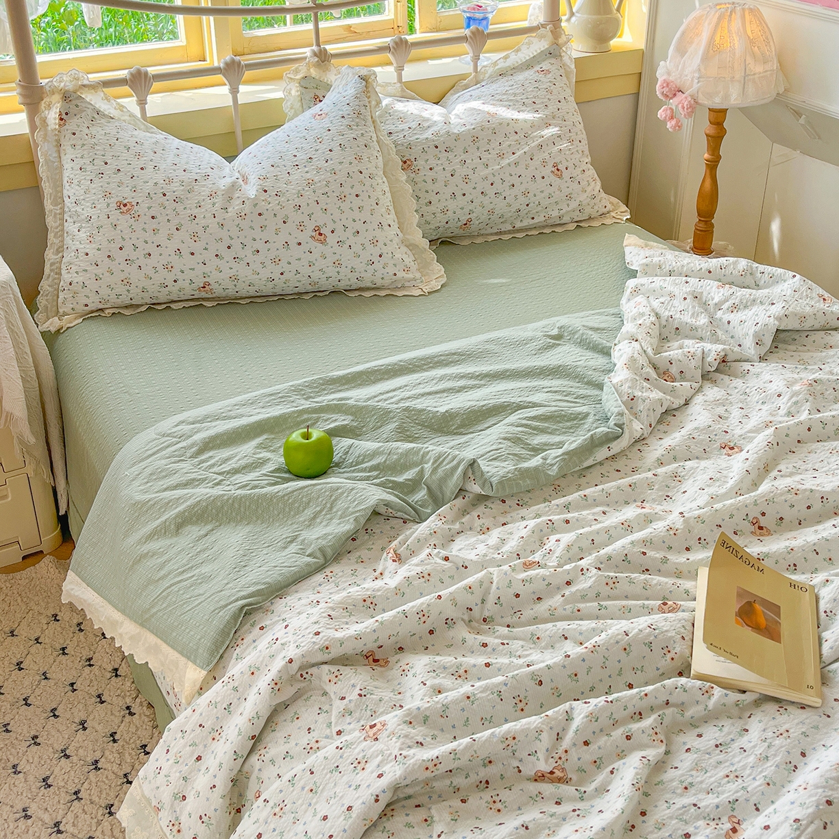 91家纺网 家纺一手货源 找家纺 金梦拉家纺 2026新款全棉花边系列泡芙纱泡泡纱夏被夏凉被空调被四件套 木马小花团