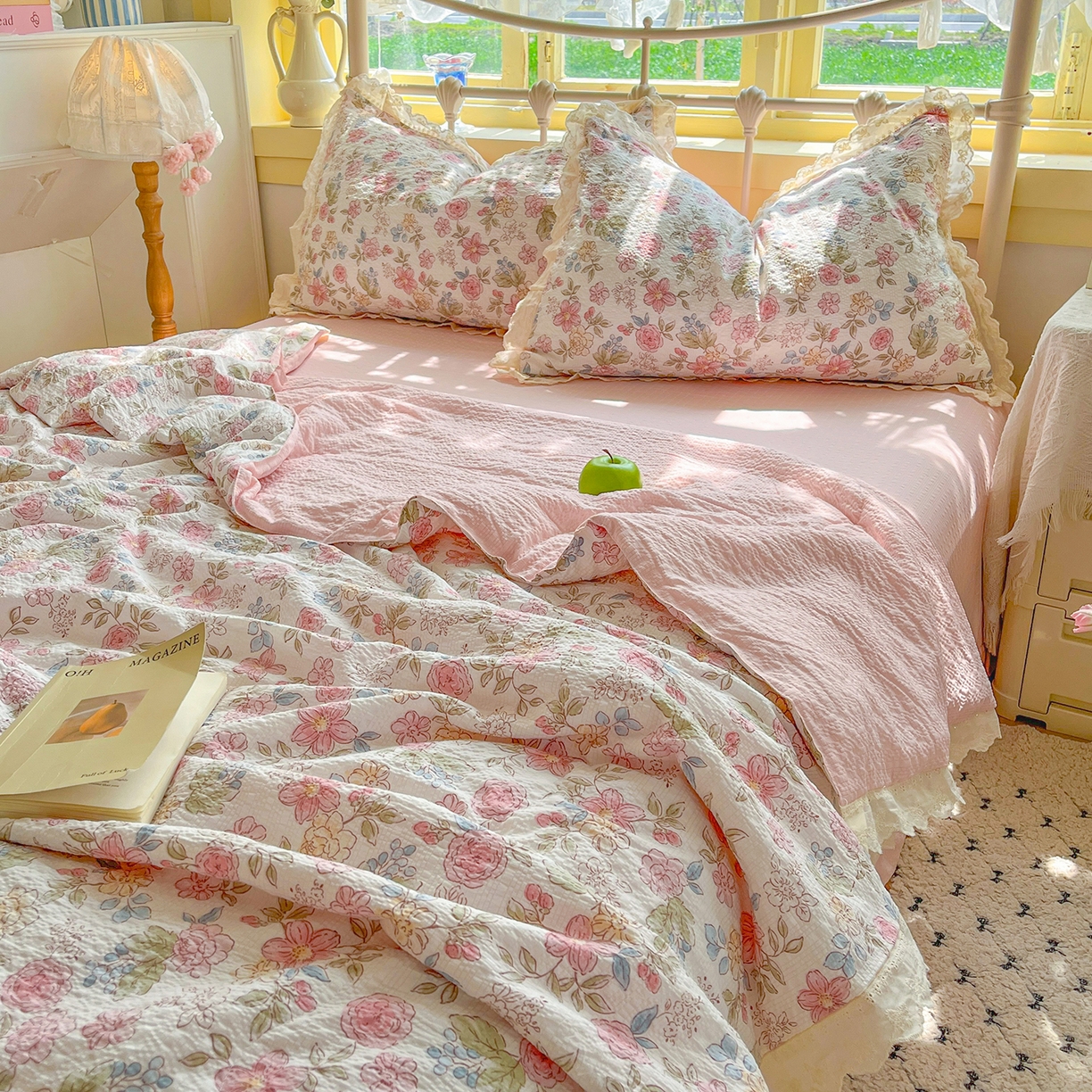 91家纺网 家纺一手货源 找家纺 金梦拉家纺 2026新款全棉花边系列泡芙纱泡泡纱夏被夏凉被空调被四件套 柔韵粉樱