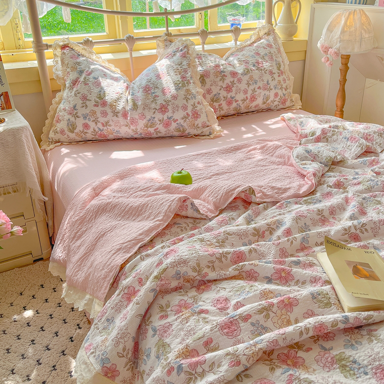 91家纺网 家纺一手货源 找家纺 金梦拉家纺 2026新款全棉花边系列泡芙纱泡泡纱夏被夏凉被空调被四件套 柔韵粉樱