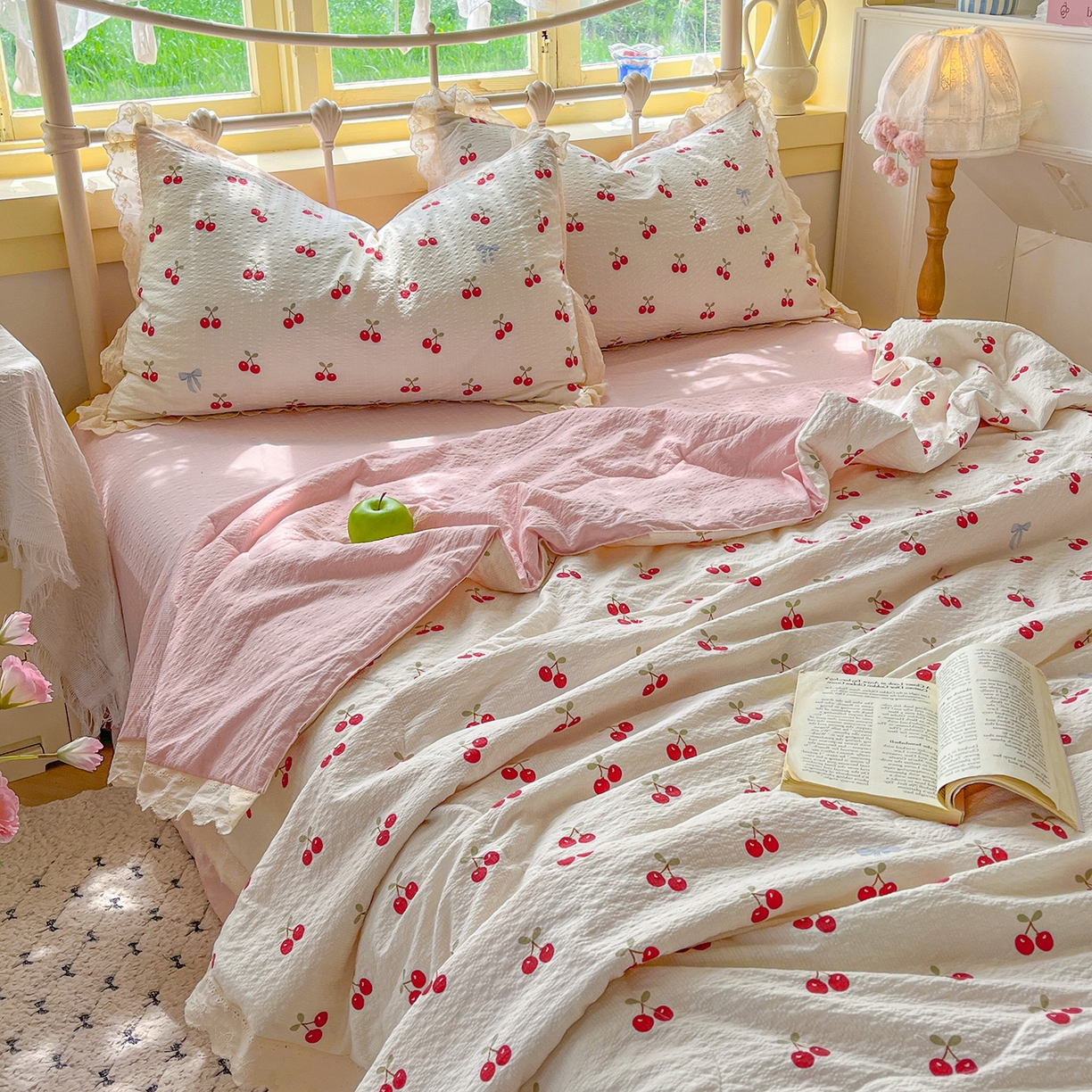 91家纺网 家纺一手货源 找家纺 金梦拉家纺 2026新款全棉花边系列泡芙纱泡泡纱夏被夏凉被空调被四件套 甜甜樱桃