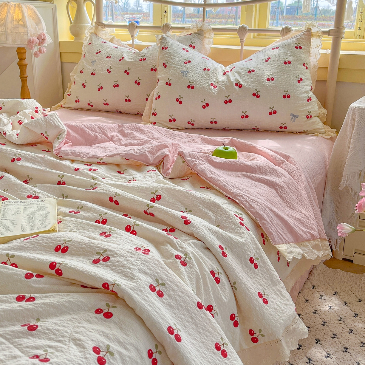 91家纺网 家纺一手货源 找家纺 金梦拉家纺 2026新款全棉花边系列泡芙纱泡泡纱夏被夏凉被空调被四件套 甜甜樱桃