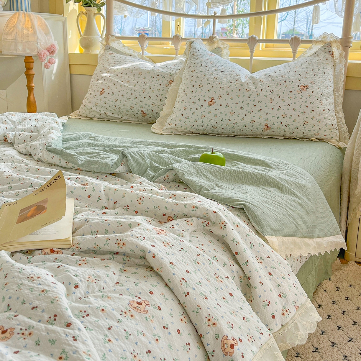 91家纺网 家纺一手货源 找家纺 金梦拉家纺 2026新款全棉花边系列泡芙纱泡泡纱夏被夏凉被空调被四件套 木马小花团