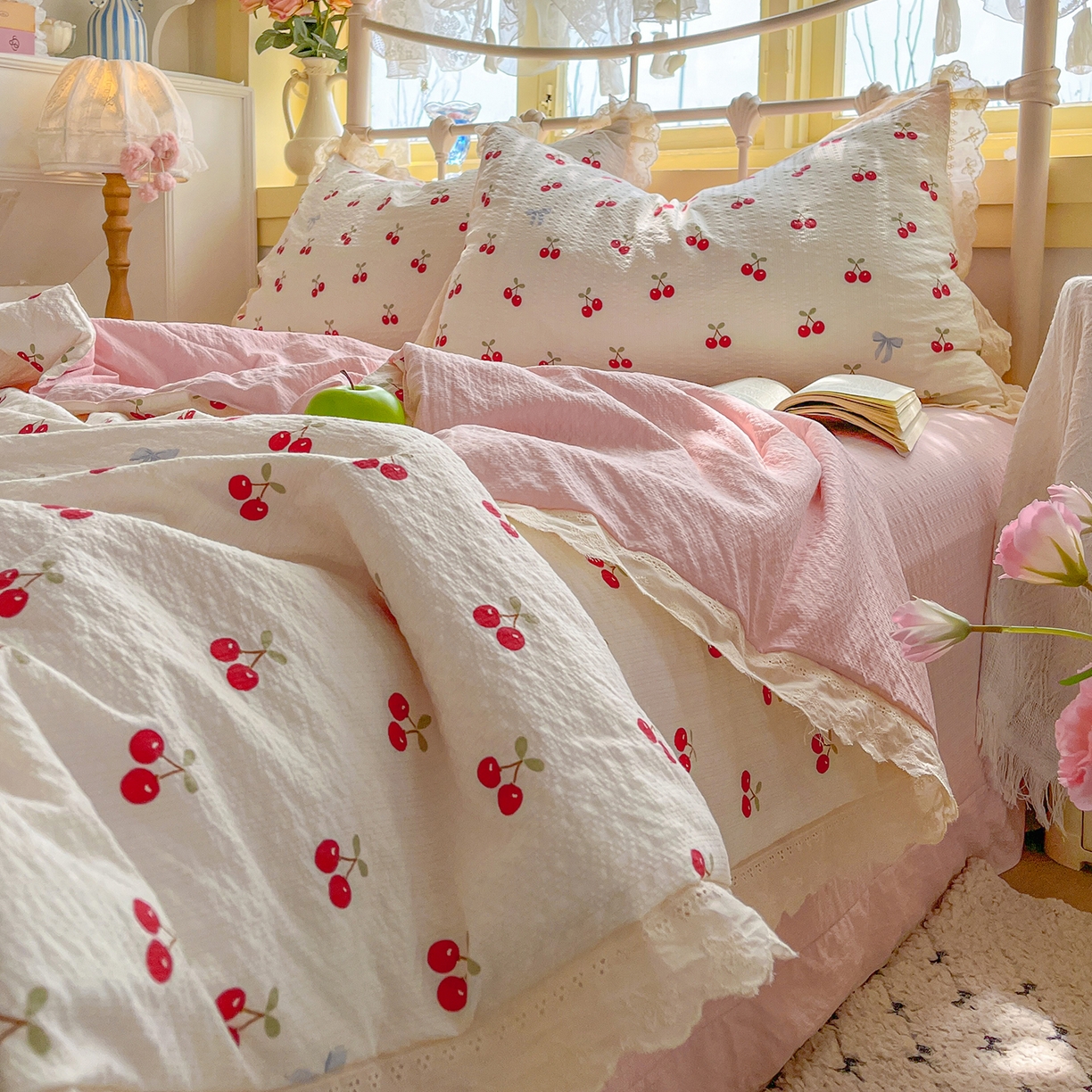 91家纺网 家纺一手货源 找家纺 金梦拉家纺 2026新款全棉花边系列泡芙纱泡泡纱夏被夏凉被空调被四件套 甜甜樱桃