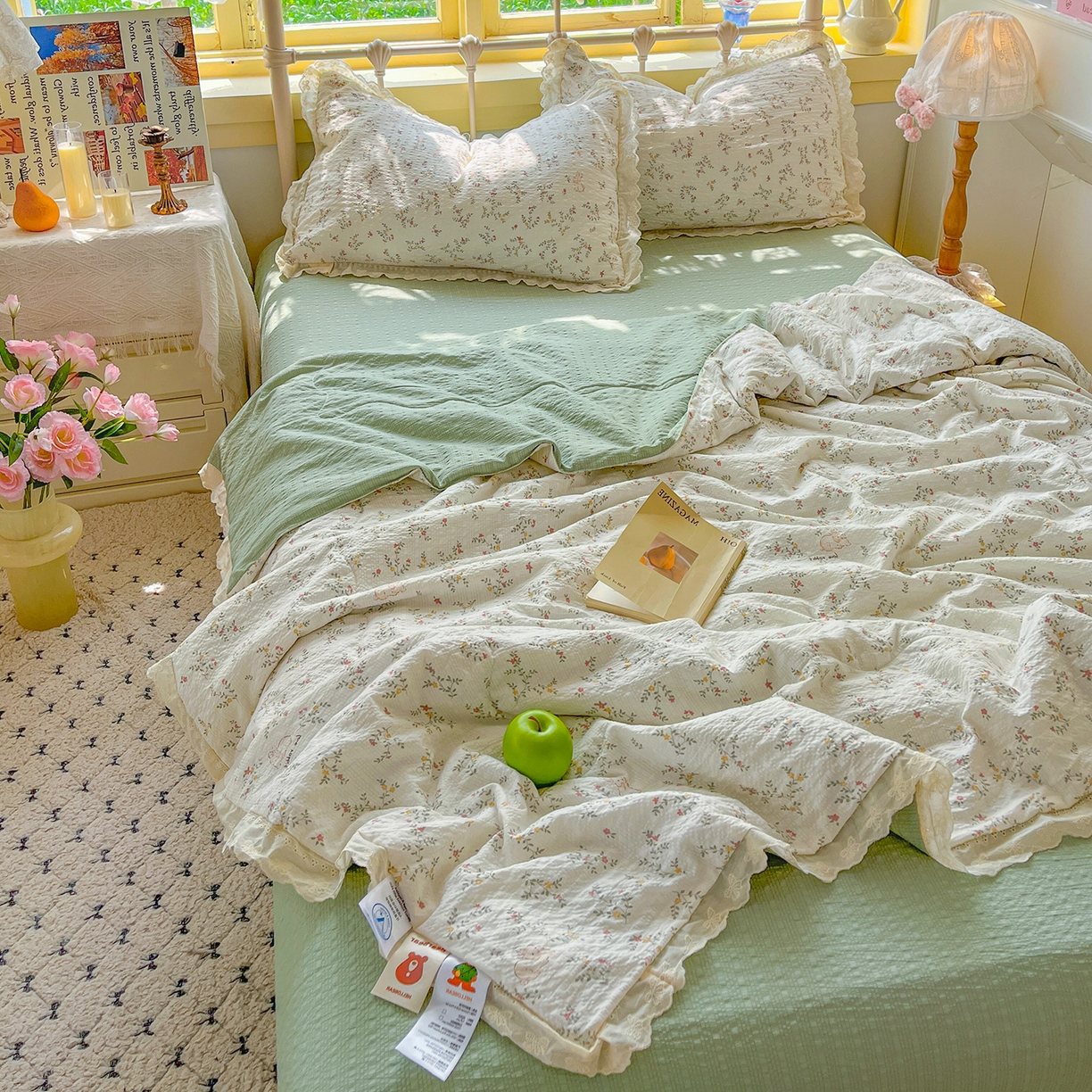 91家纺网 家纺一手货源 找家纺 金梦拉家纺 2026新款全棉花边系列泡芙纱泡泡纱夏被夏凉被空调被四件套 青草録