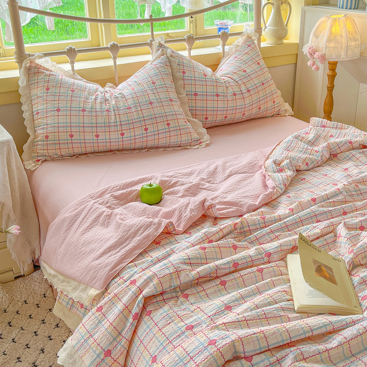 91家纺网 家纺一手货源 找家纺 金梦拉家纺 2026新款全棉花边系列泡芙纱泡泡纱夏被夏凉被空调被四件套 格格心动