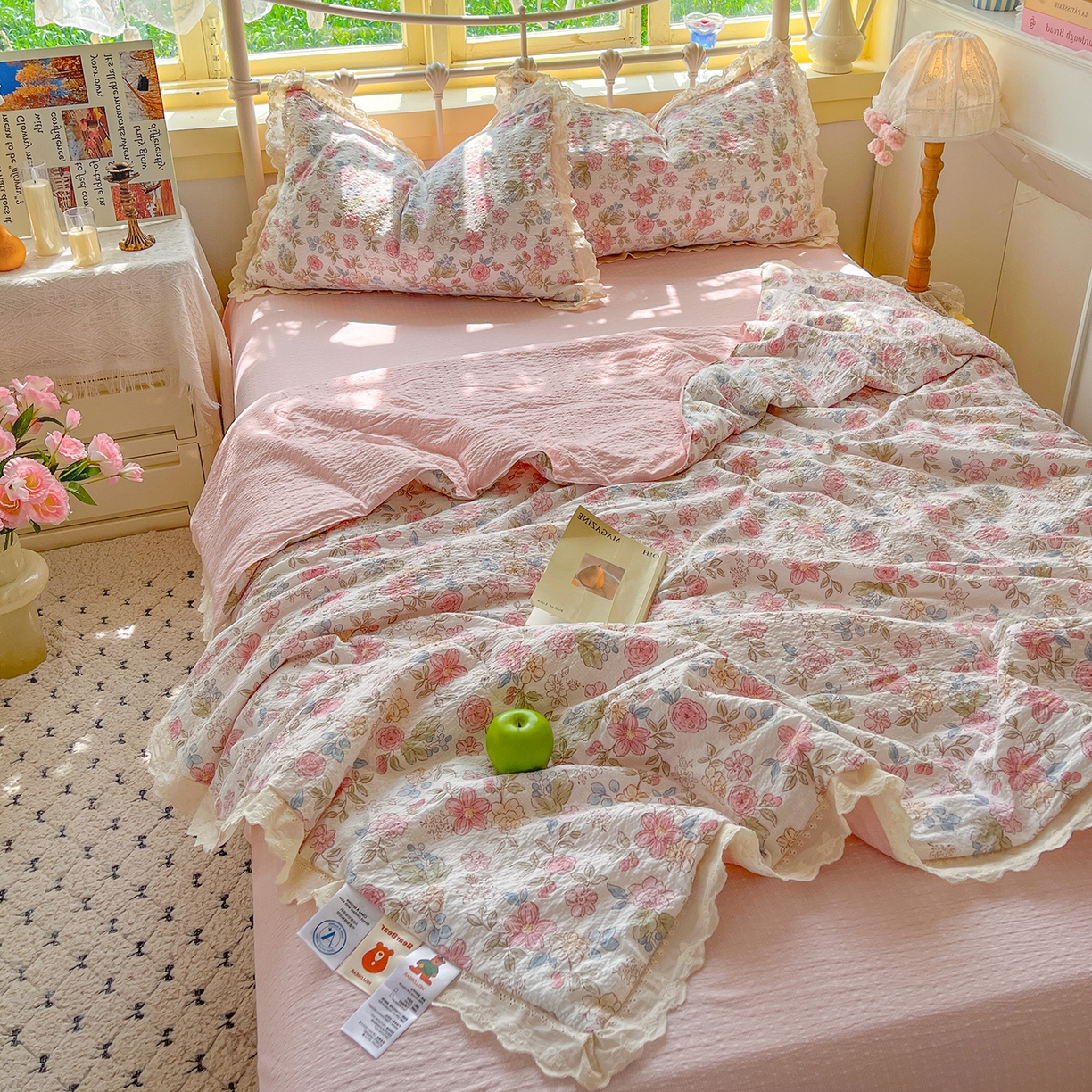 91家纺网 家纺一手货源 找家纺 金梦拉家纺 2026新款全棉花边系列泡芙纱泡泡纱夏被夏凉被空调被四件套 柔韵粉樱