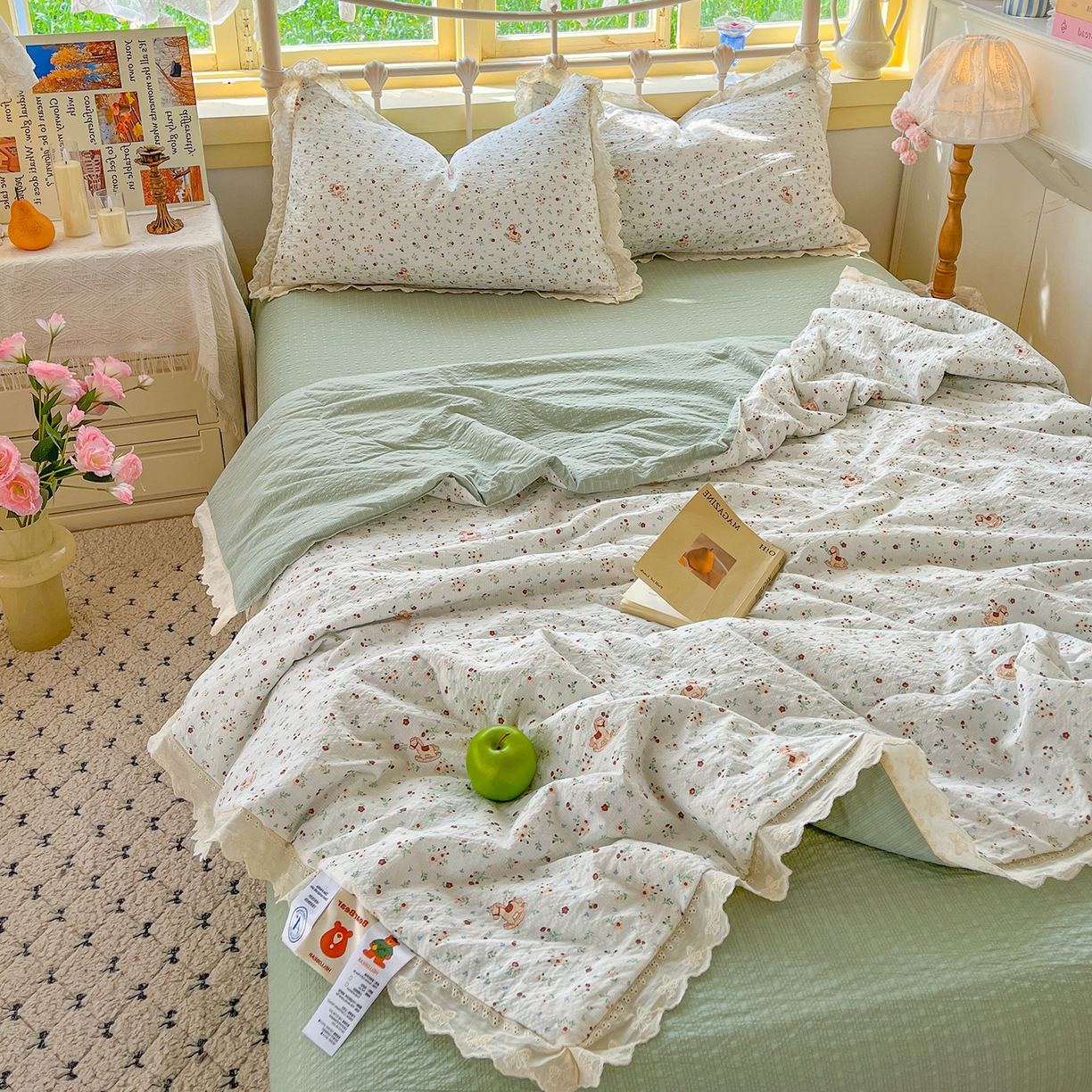 91家纺网 家纺一手货源 找家纺 金梦拉家纺 2026新款全棉花边系列泡芙纱泡泡纱夏被夏凉被空调被四件套 木马小花团