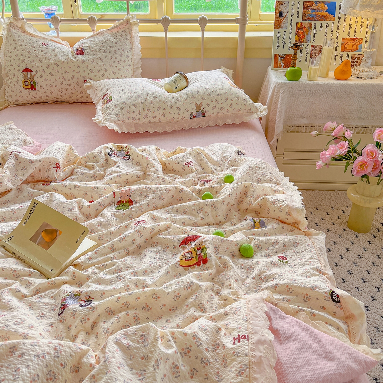 91家纺网 家纺一手货源 找家纺 金梦拉家纺 2026新款全棉花边系列泡芙纱泡泡纱夏被夏凉被空调被四件套 躲雨小兔