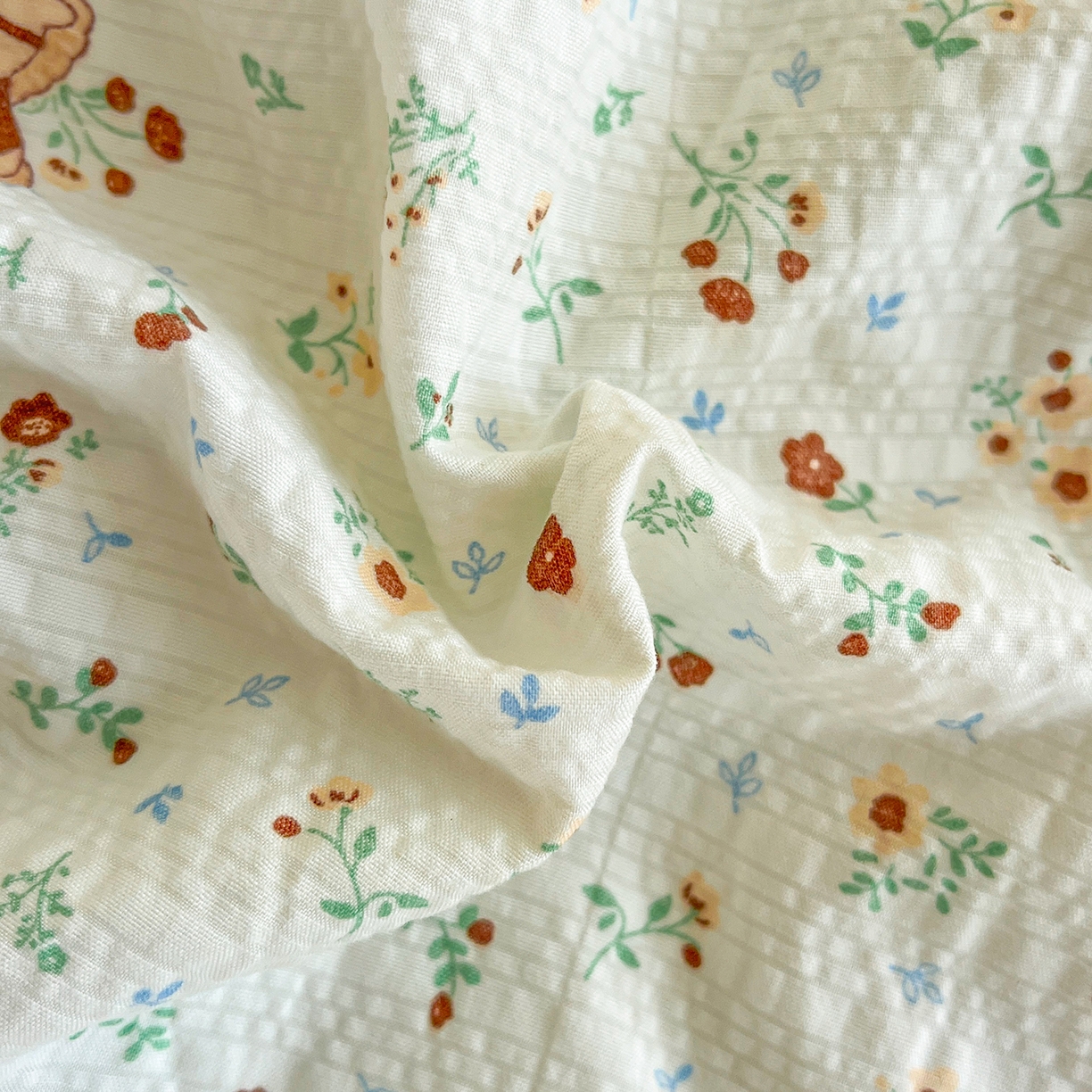 91家纺网 家纺一手货源 找家纺 金梦拉家纺 2026新款全棉花边系列泡芙纱泡泡纱夏被夏凉被空调被四件套 木马小花团