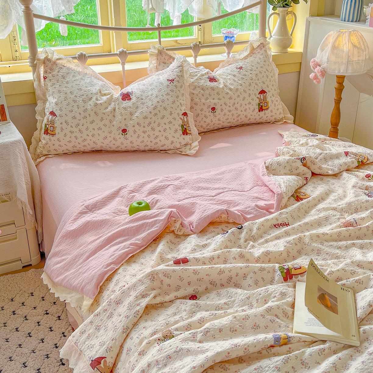 91家纺网 家纺一手货源 找家纺 金梦拉家纺 2026新款全棉花边系列泡芙纱泡泡纱夏被夏凉被空调被四件套 躲雨小兔