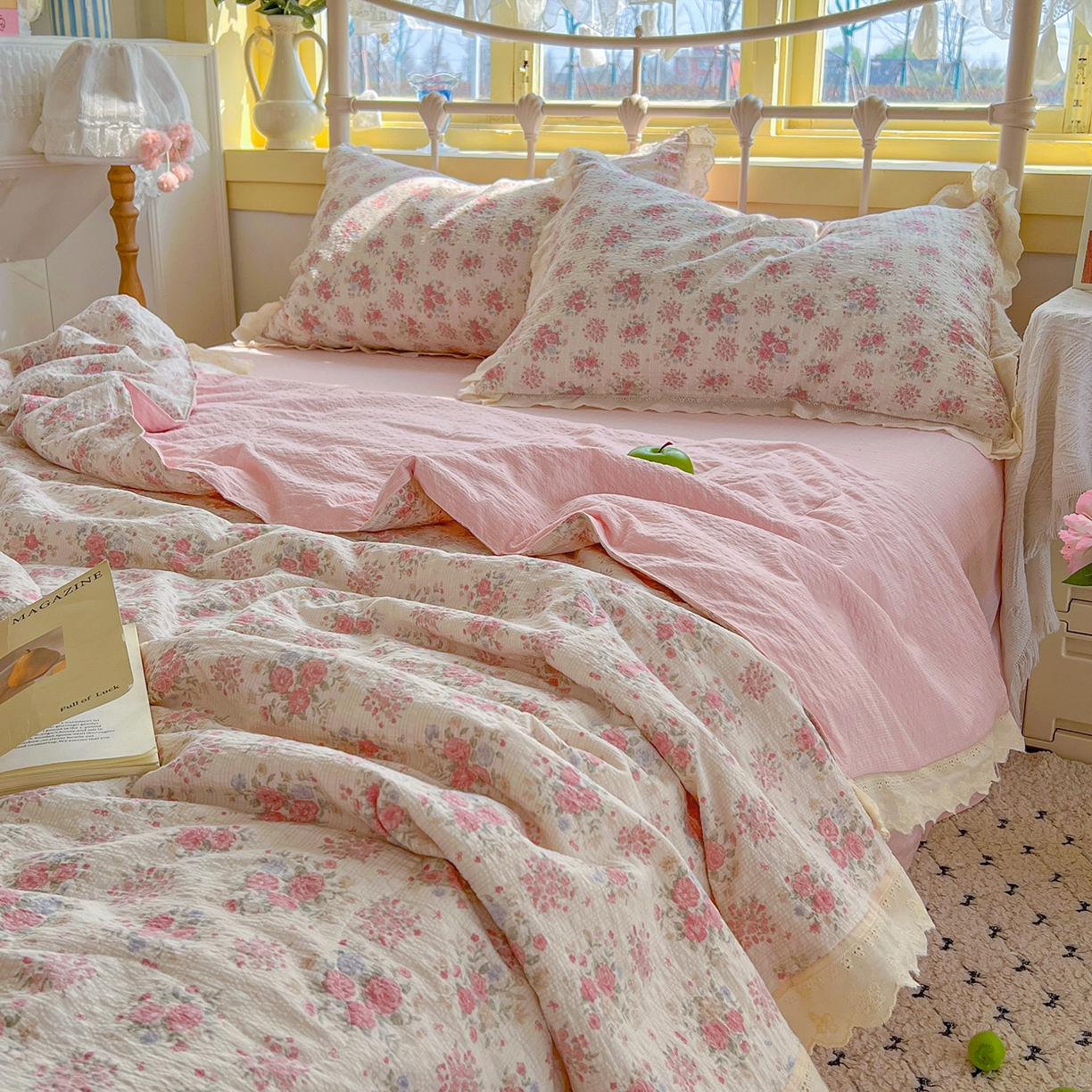 91家纺网 家纺一手货源 找家纺 金梦拉家纺 2026新款全棉花边系列泡芙纱泡泡纱夏被夏凉被空调被四件套 花漾浅梦