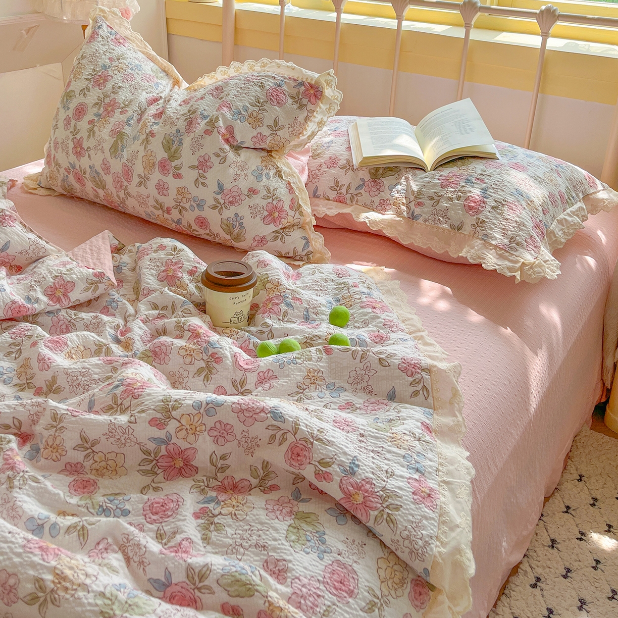 91家纺网 家纺一手货源 找家纺 金梦拉家纺 2026新款全棉花边系列泡芙纱泡泡纱夏被夏凉被空调被四件套 柔韵粉樱