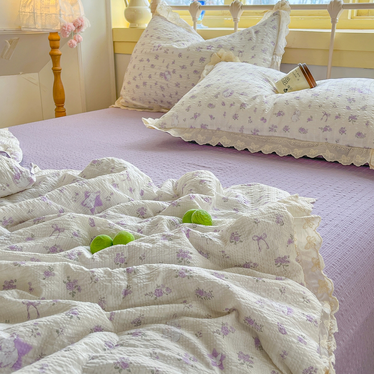 91家纺网 家纺一手货源 找家纺 金梦拉家纺 2026新款全棉花边系列泡芙纱泡泡纱夏被夏凉被空调被四件套 小紫花免