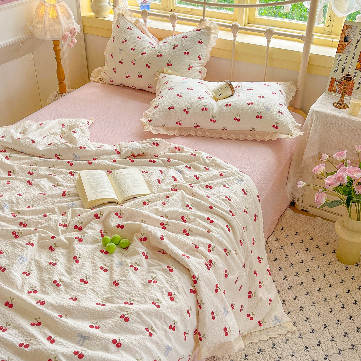 91家纺网 家纺一手货源 找家纺 金梦拉家纺 2026新款全棉花边系列泡芙纱泡泡纱夏被夏凉被空调被四件套 甜甜樱桃