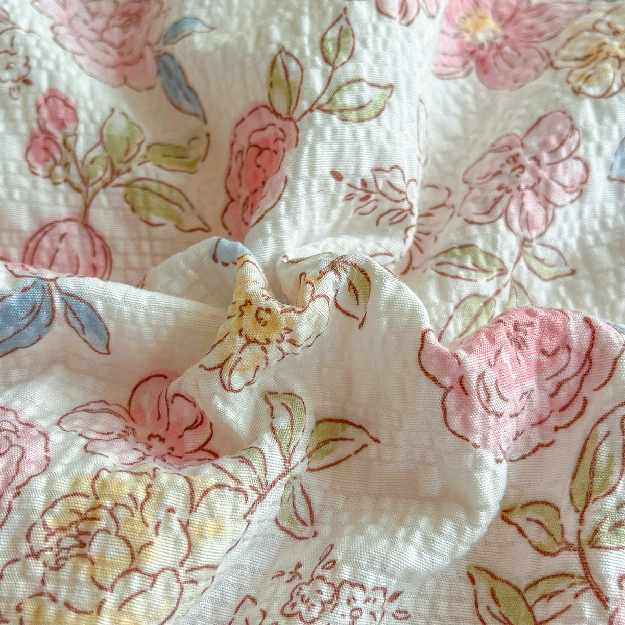 91家纺网 家纺一手货源 找家纺 金梦拉家纺 2026新款全棉花边系列泡芙纱泡泡纱夏被夏凉被空调被四件套 柔韵粉樱