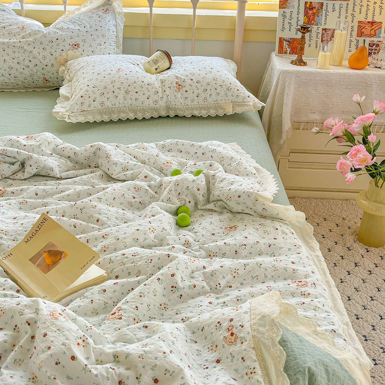 91家纺网 家纺一手货源 找家纺 金梦拉家纺 2026新款全棉花边系列泡芙纱泡泡纱夏被夏凉被空调被四件套 木马小花团