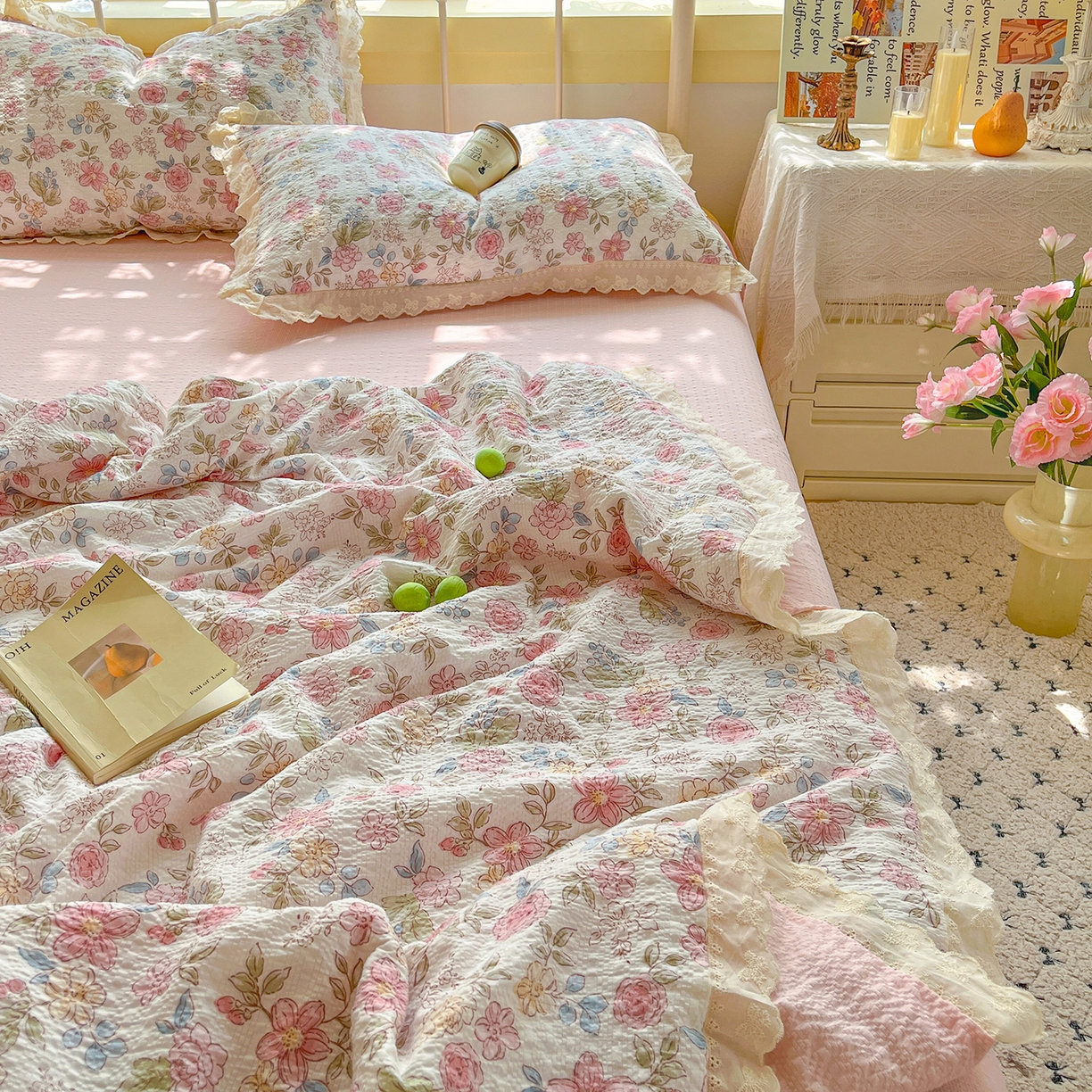 91家纺网 家纺一手货源 找家纺 金梦拉家纺 2026新款全棉花边系列泡芙纱泡泡纱夏被夏凉被空调被四件套 柔韵粉樱