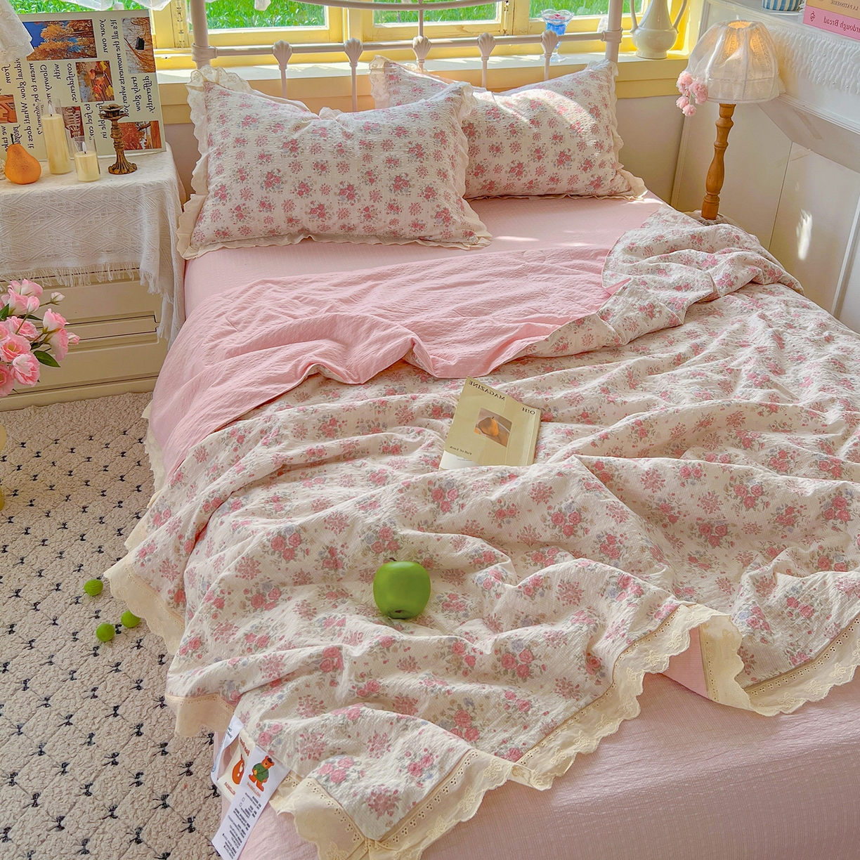 91家纺网 家纺一手货源 找家纺 金梦拉家纺 2026新款全棉花边系列泡芙纱泡泡纱夏被夏凉被空调被四件套 花漾浅梦