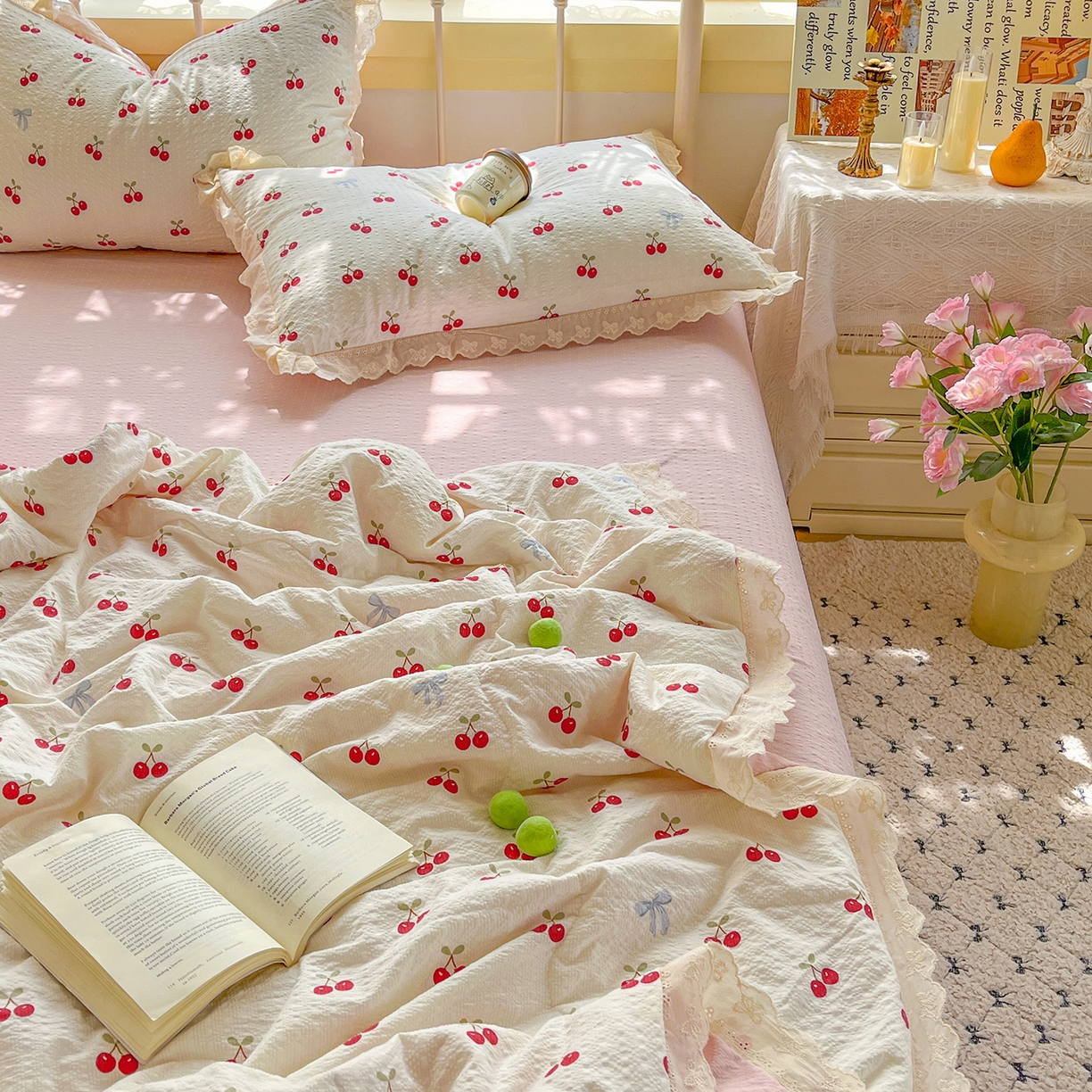 91家纺网 家纺一手货源 找家纺 金梦拉家纺 2026新款全棉花边系列泡芙纱泡泡纱夏被夏凉被空调被四件套 甜甜樱桃