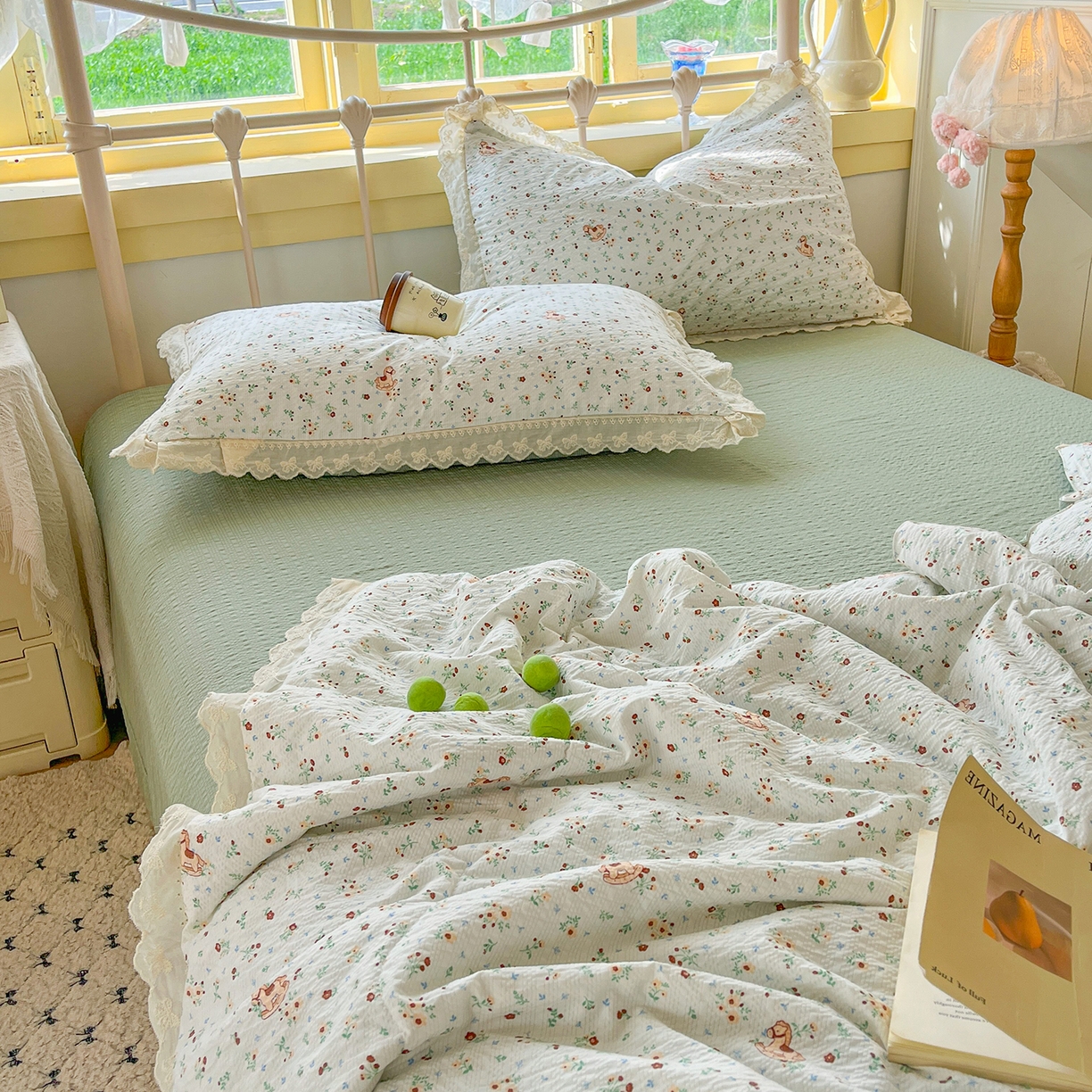 91家纺网 家纺一手货源 找家纺 金梦拉家纺 2026新款全棉花边系列泡芙纱泡泡纱夏被夏凉被空调被四件套 木马小花团