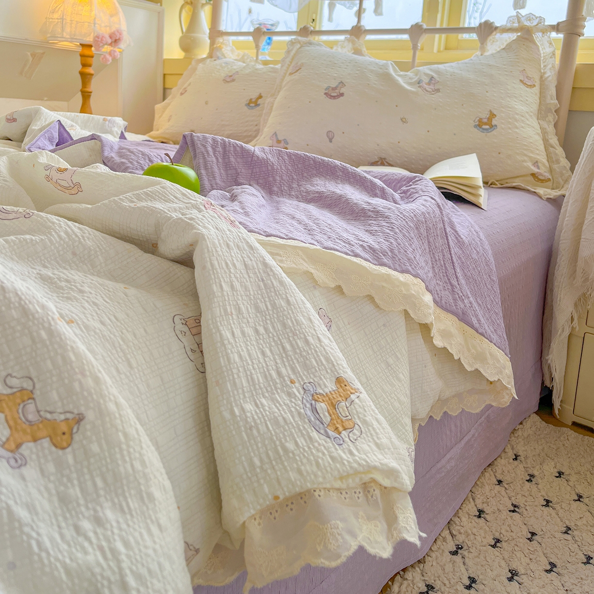 91家纺网 家纺一手货源 找家纺 金梦拉家纺 2026新款全棉花边系列泡芙纱泡泡纱夏被夏凉被空调被四件套 紫色木马