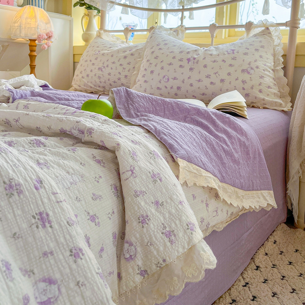 91家纺网 家纺一手货源 找家纺 金梦拉家纺 2026新款全棉花边系列泡芙纱泡泡纱夏被夏凉被空调被四件套 小紫花免