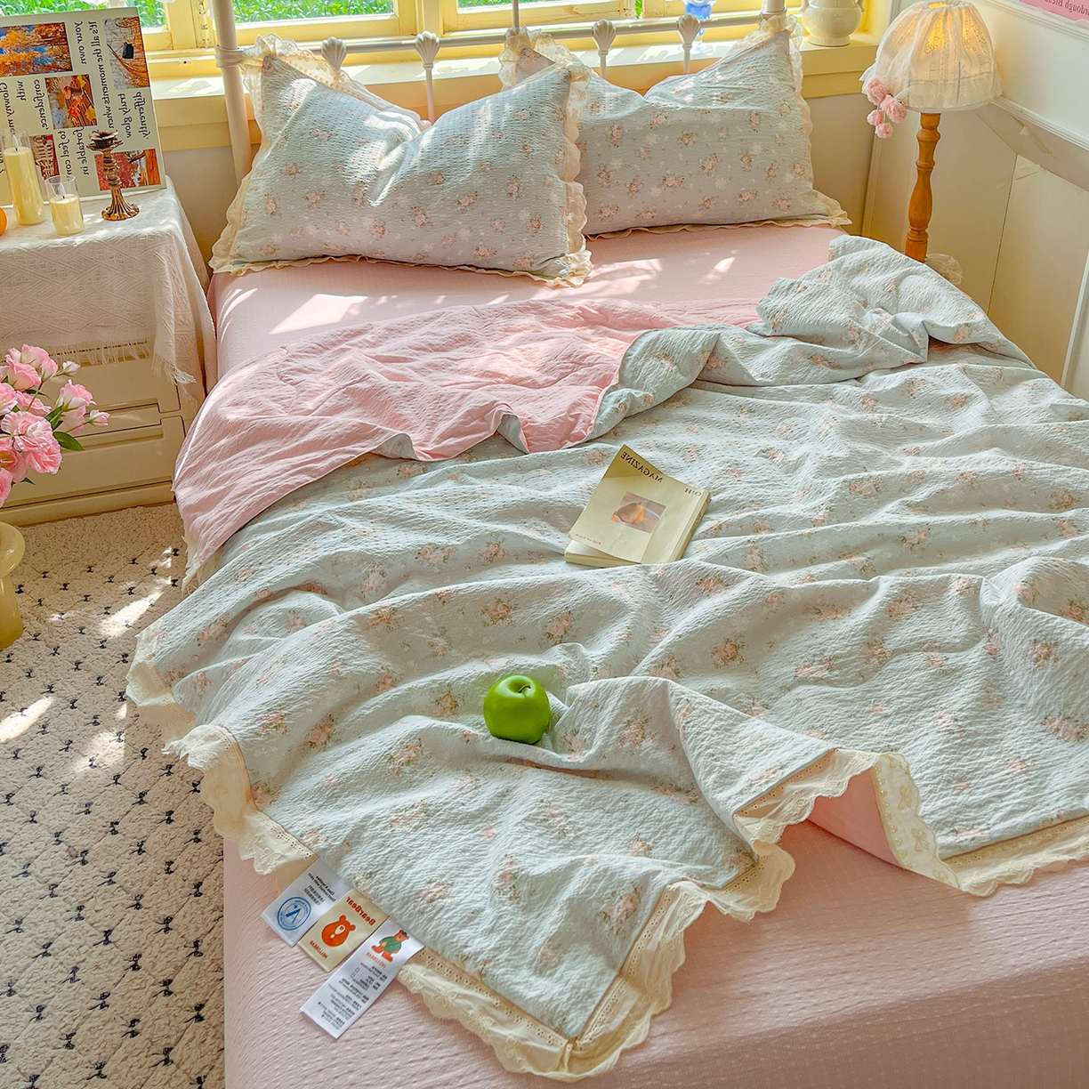 91家纺网 家纺一手货源 找家纺 金梦拉家纺 2026新款全棉花边系列泡芙纱泡泡纱夏被夏凉被空调被四件套 雾蓝粉黛